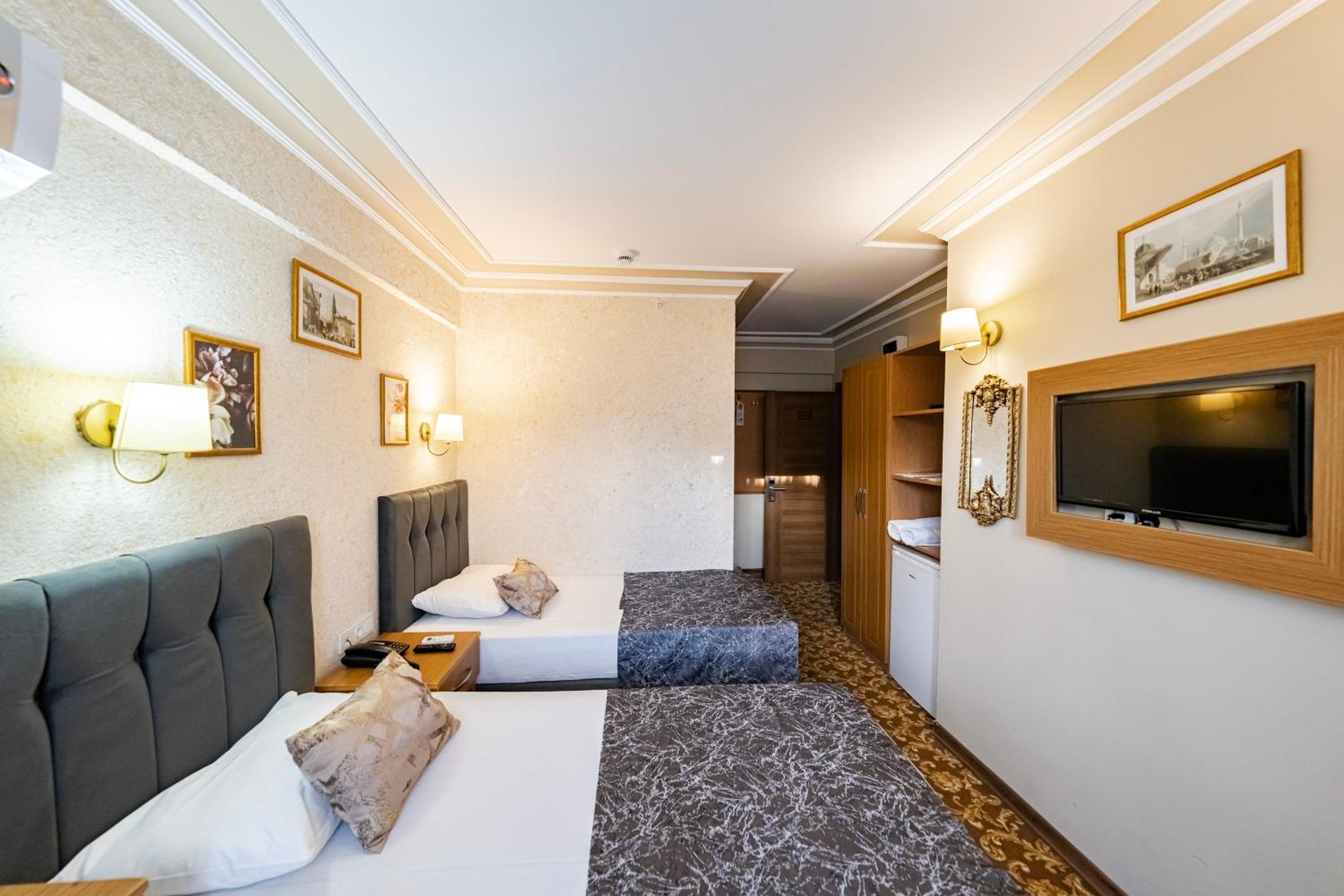 Double Room with Balcony - Photo 22