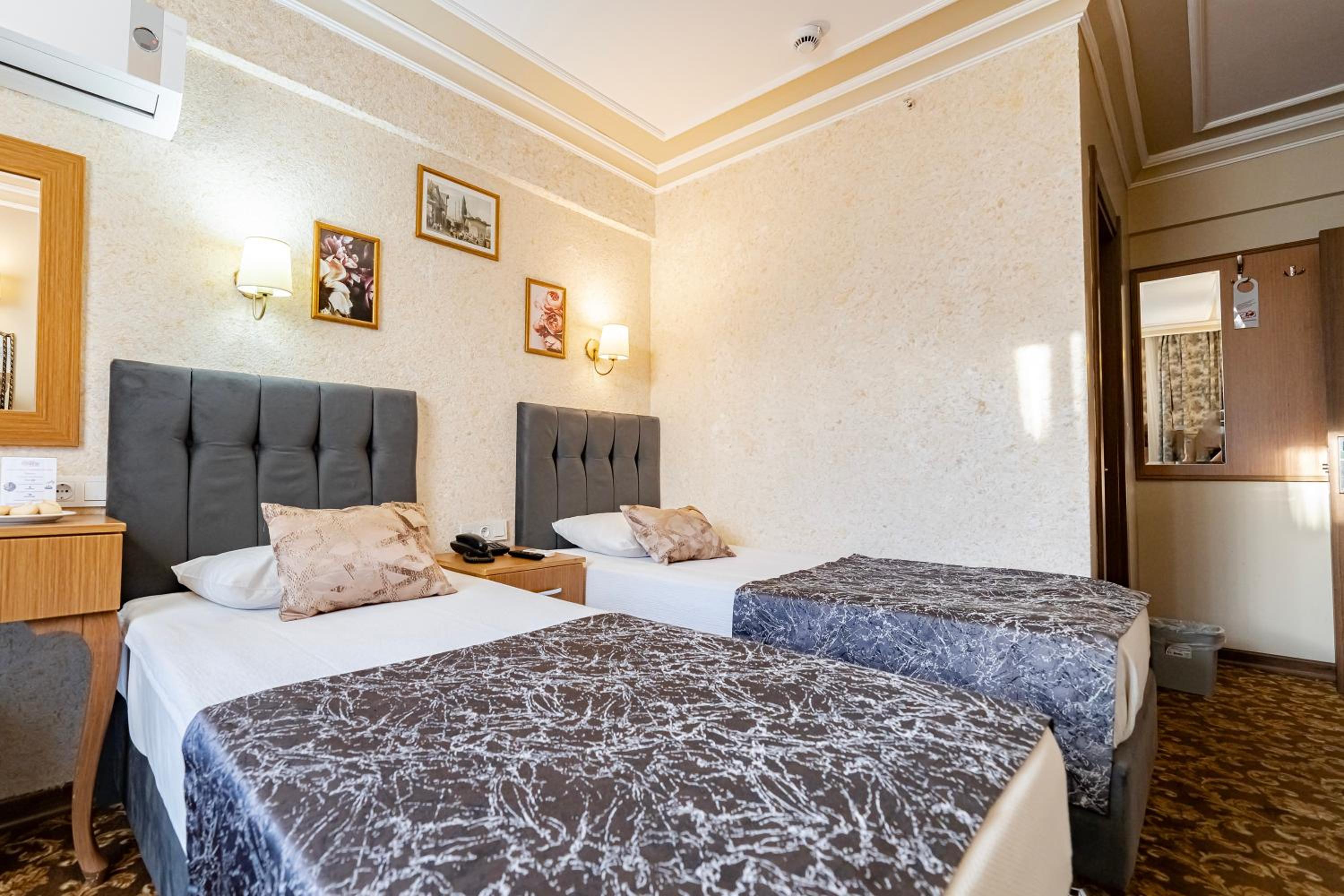 Double Room with Balcony - Photo 19