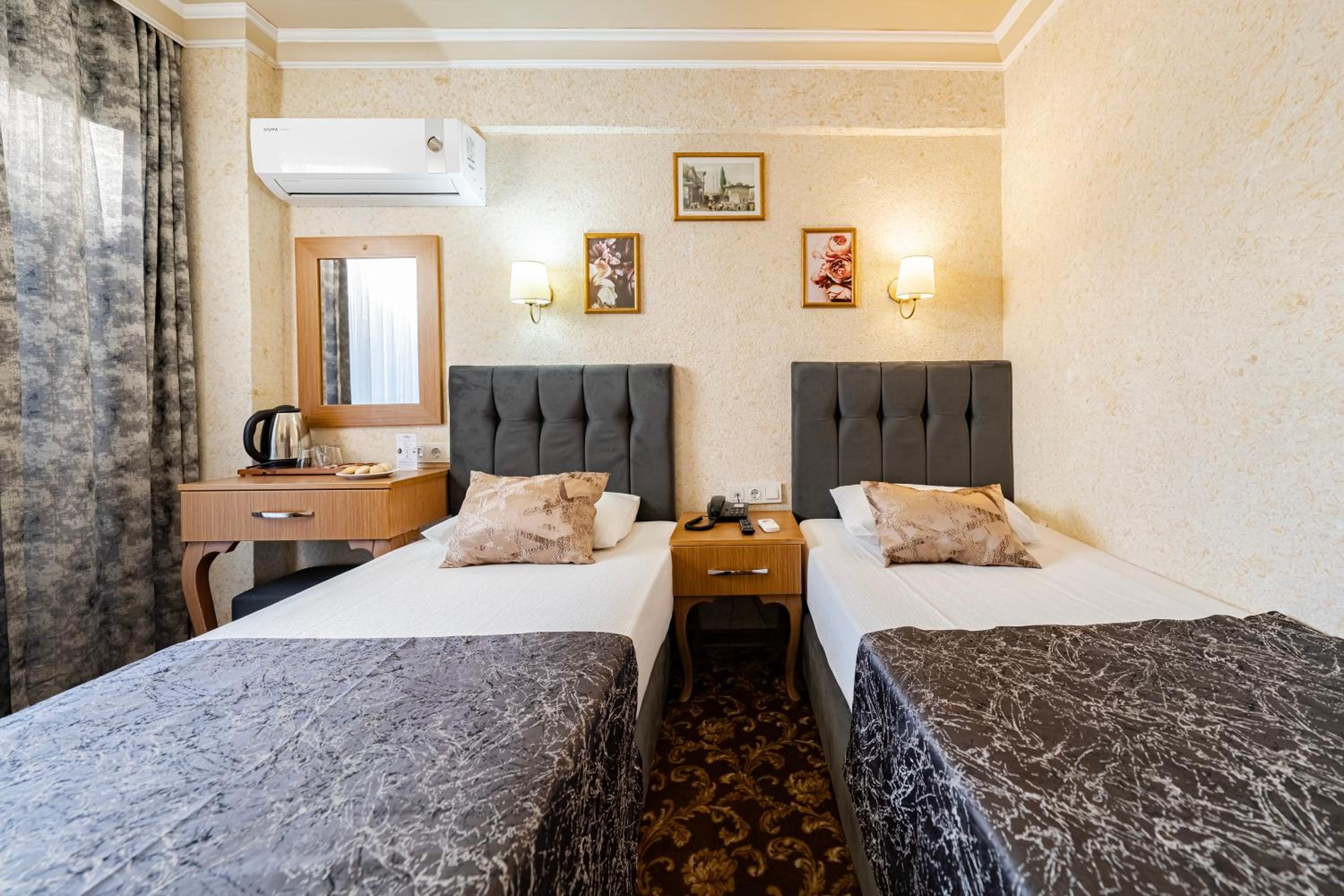 Double Room with Balcony - Photo 18