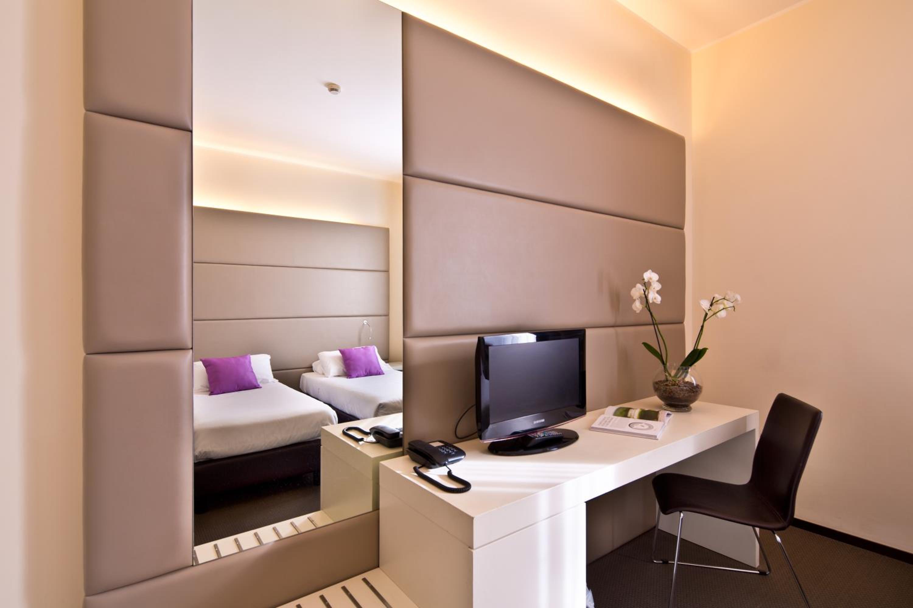 Classic Twin Room - Photo 4