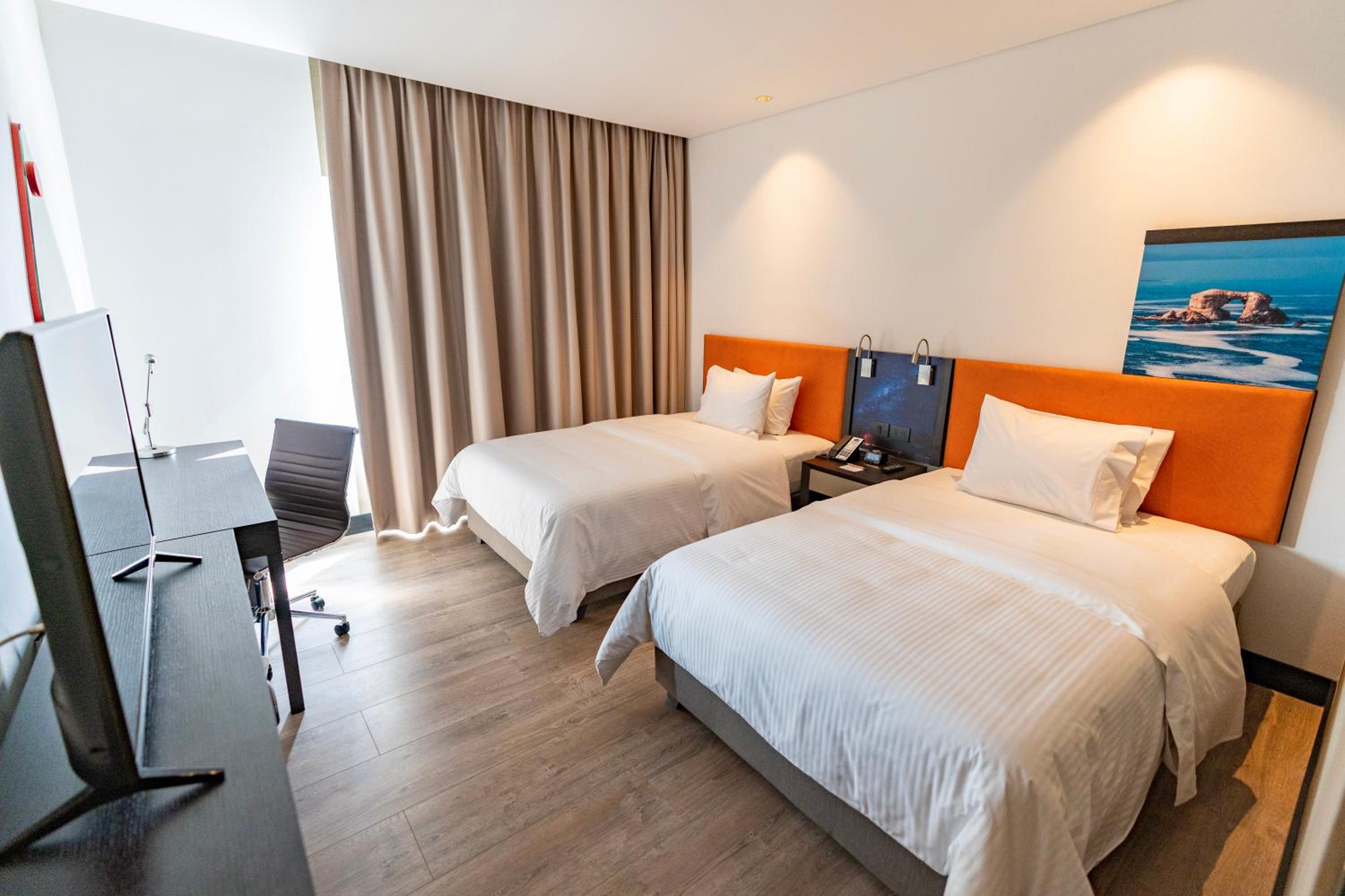 Twin Room - Non-Smoking - Photo 2