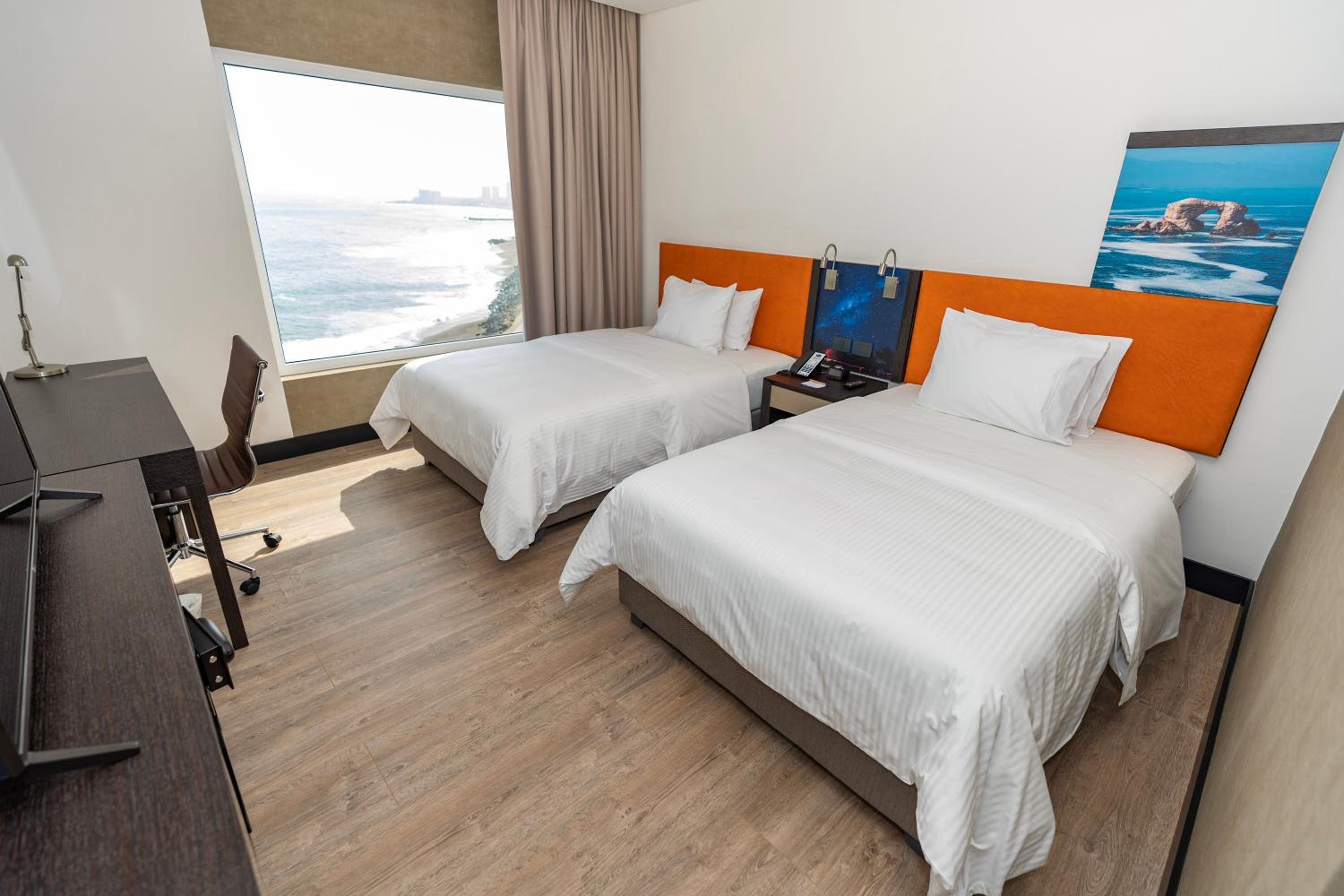 Twin Room with Roll-In Shower - Mobility Access/Non-Smoking - Photo 4