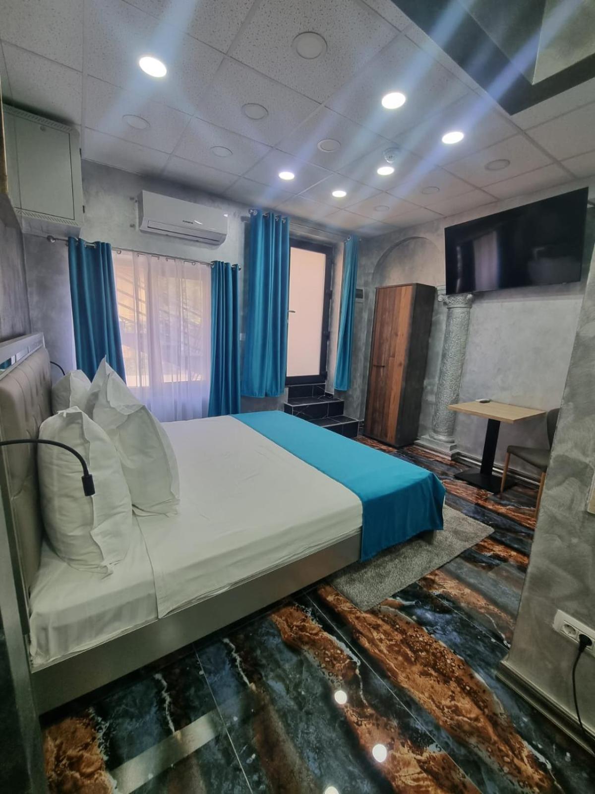 Room 14 The poet's room with bathtub and kitchenette, 1 car parking space - Photo 7