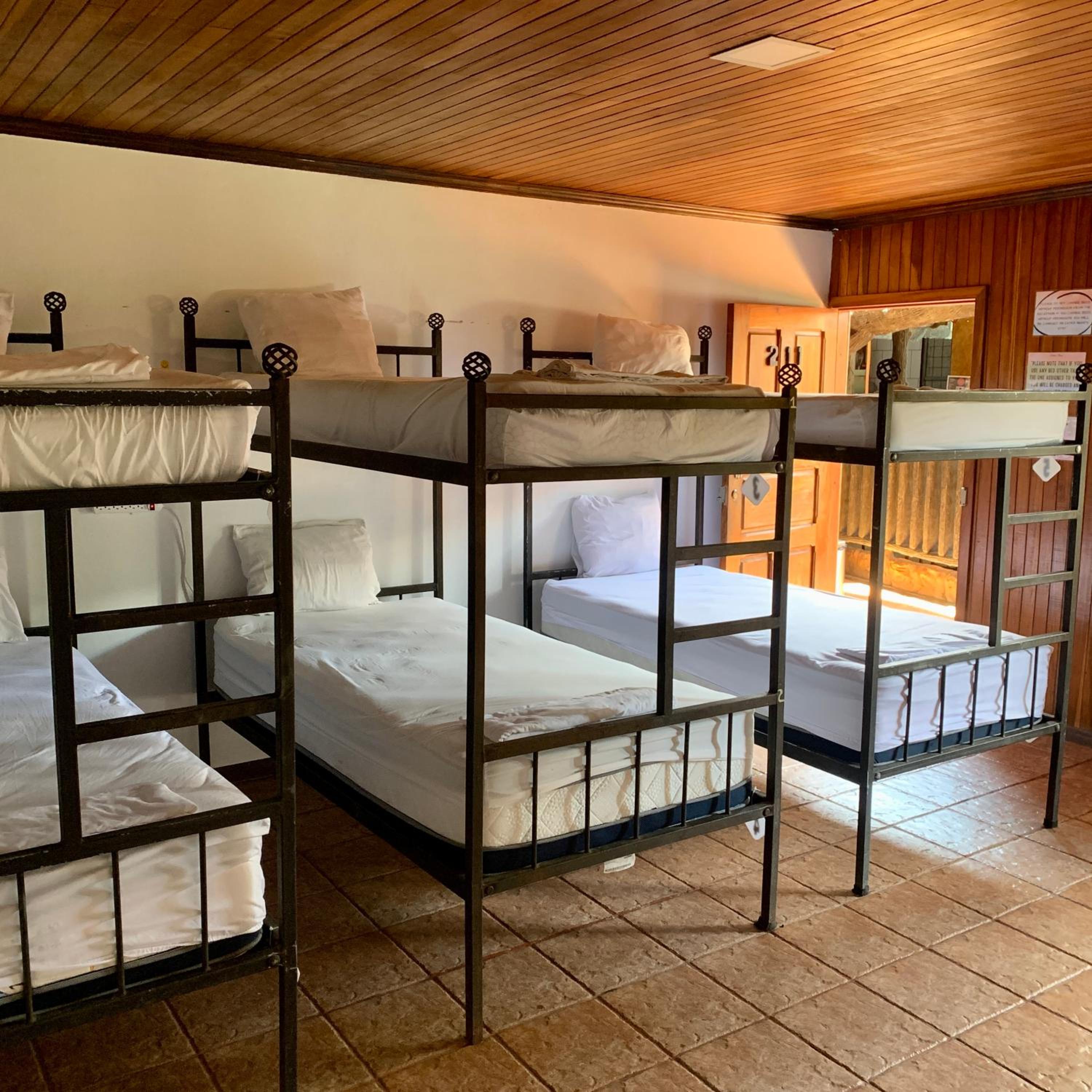 Cama em Dormitório Misto com 6 Camas