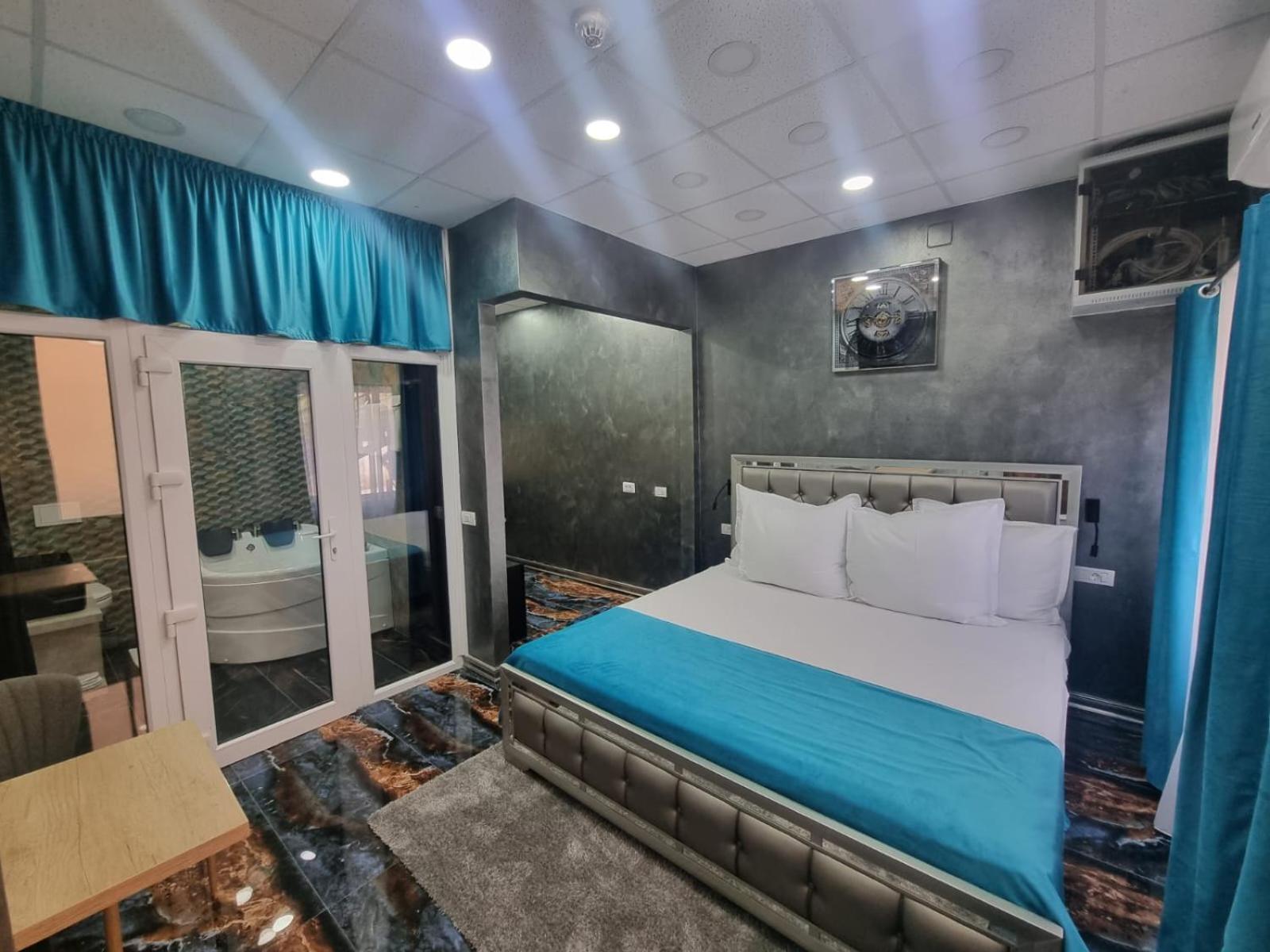 Room 14 The poet's room with bathtub and kitchenette, 1 car parking space - Photo 2