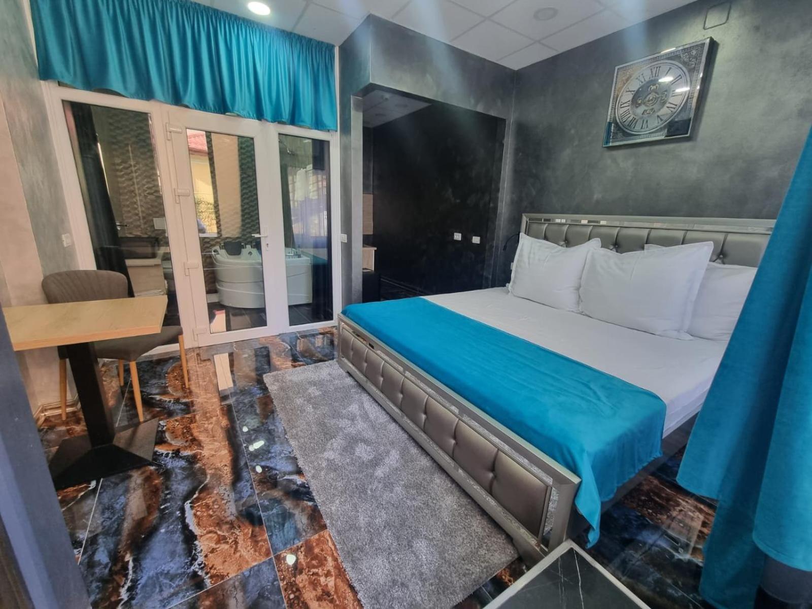 Room 14 The poet's room with bathtub and kitchenette, 1 car parking space - Photo 6