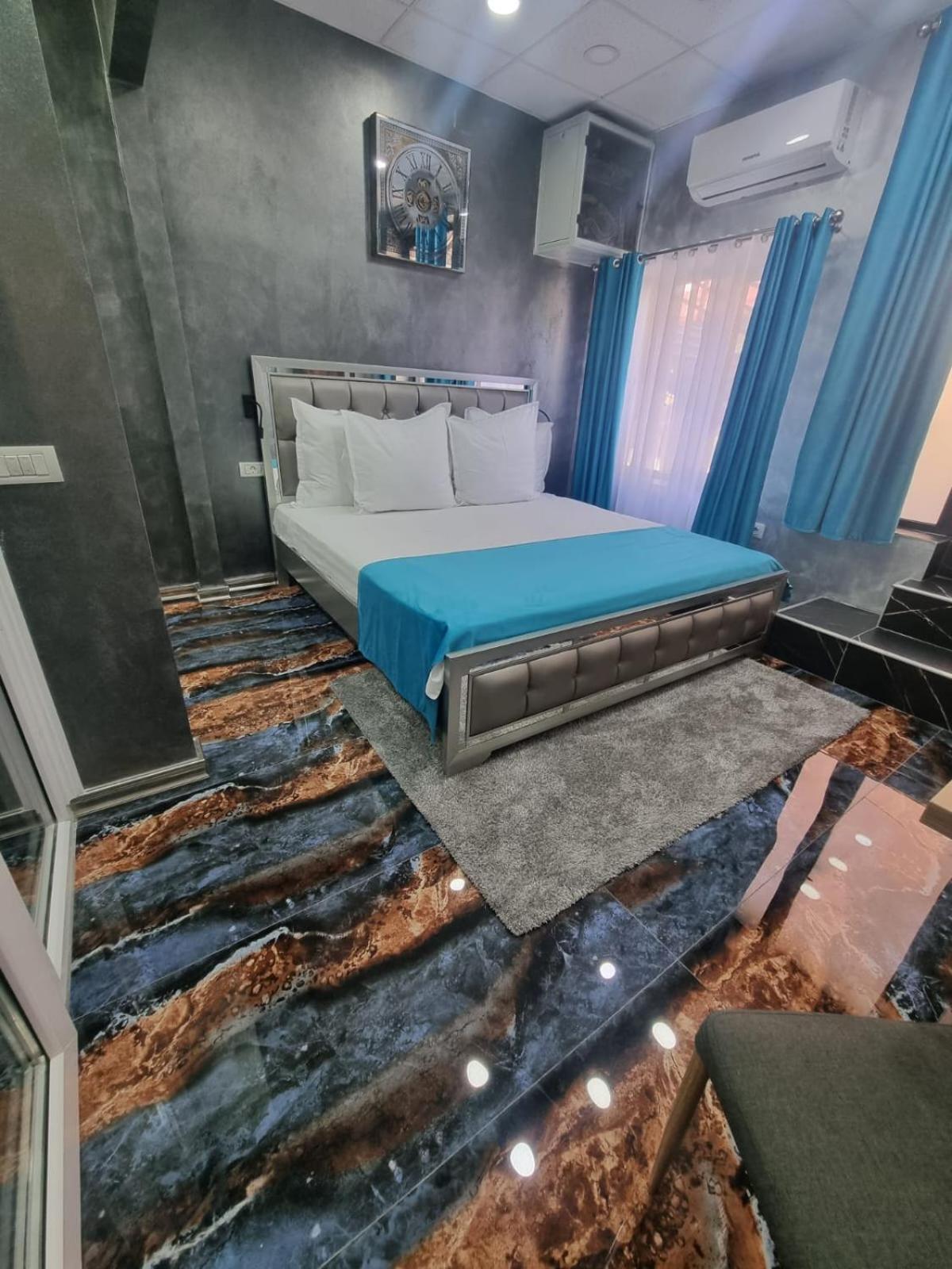 Room 14 The poet's room with bathtub and kitchenette, 1 car parking space - Photo 1