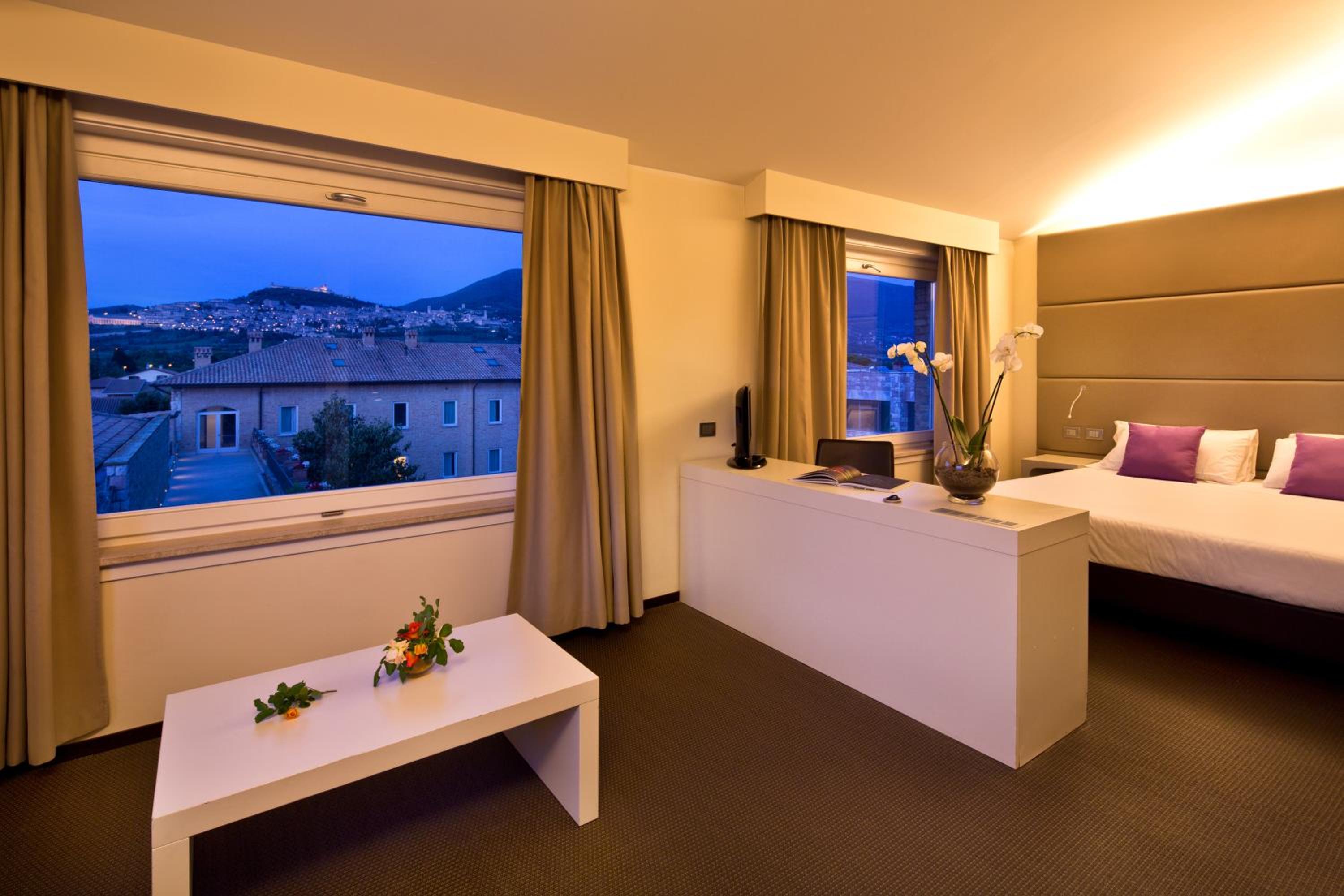 Junior Suite with City View - Photo 1