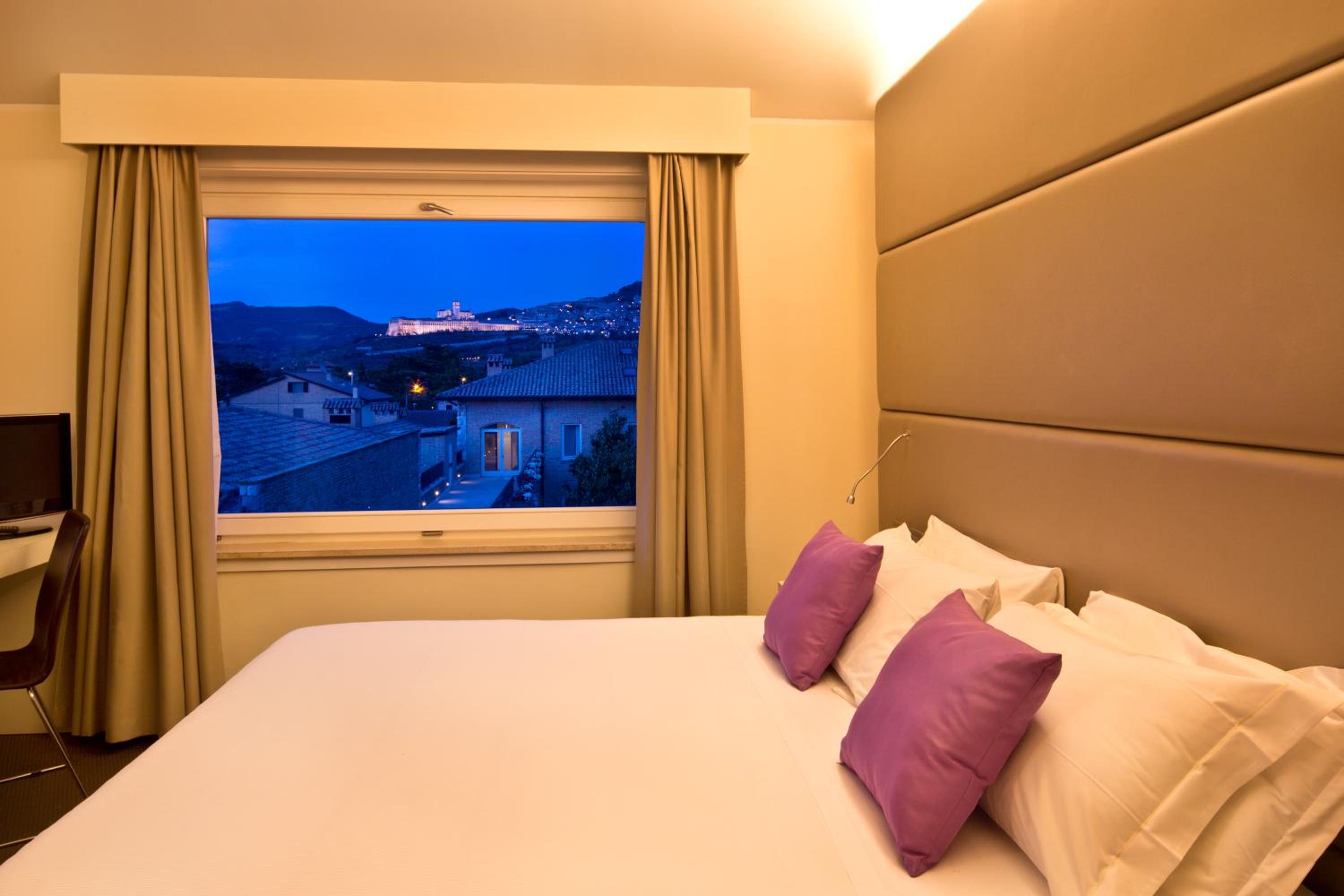 Junior Suite with City View - Photo 2