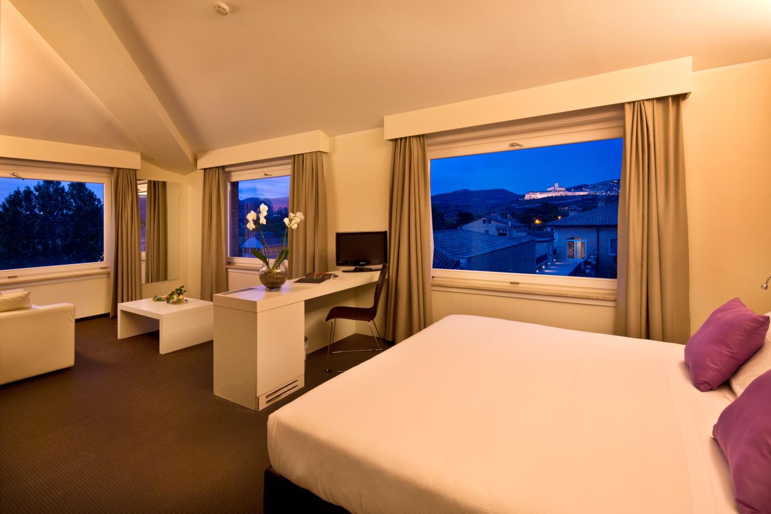 Junior Suite with City View - Photo 4