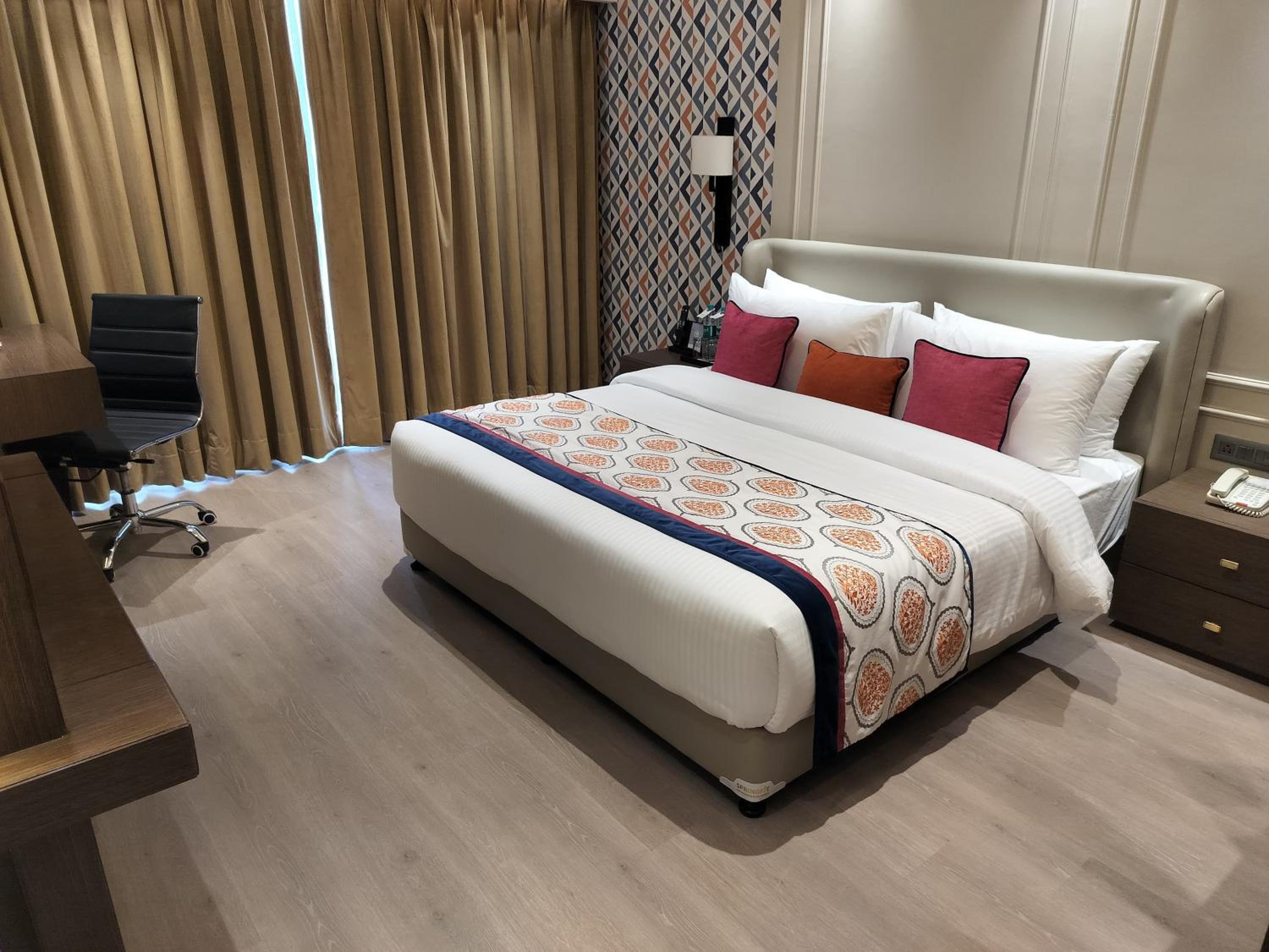 Executive Suite - Photo 4