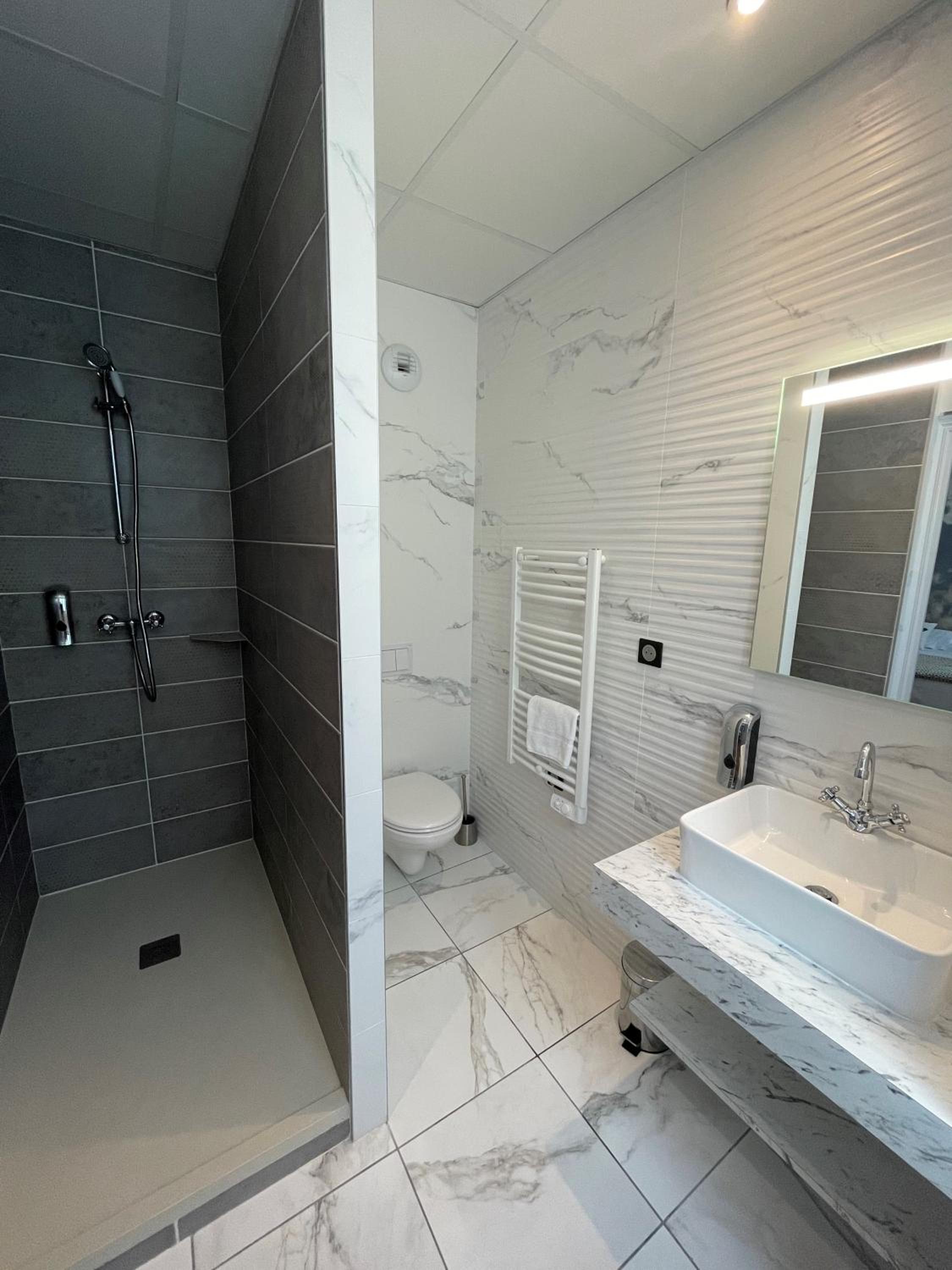 Double or Twin Room with Mountain View - Photo 2