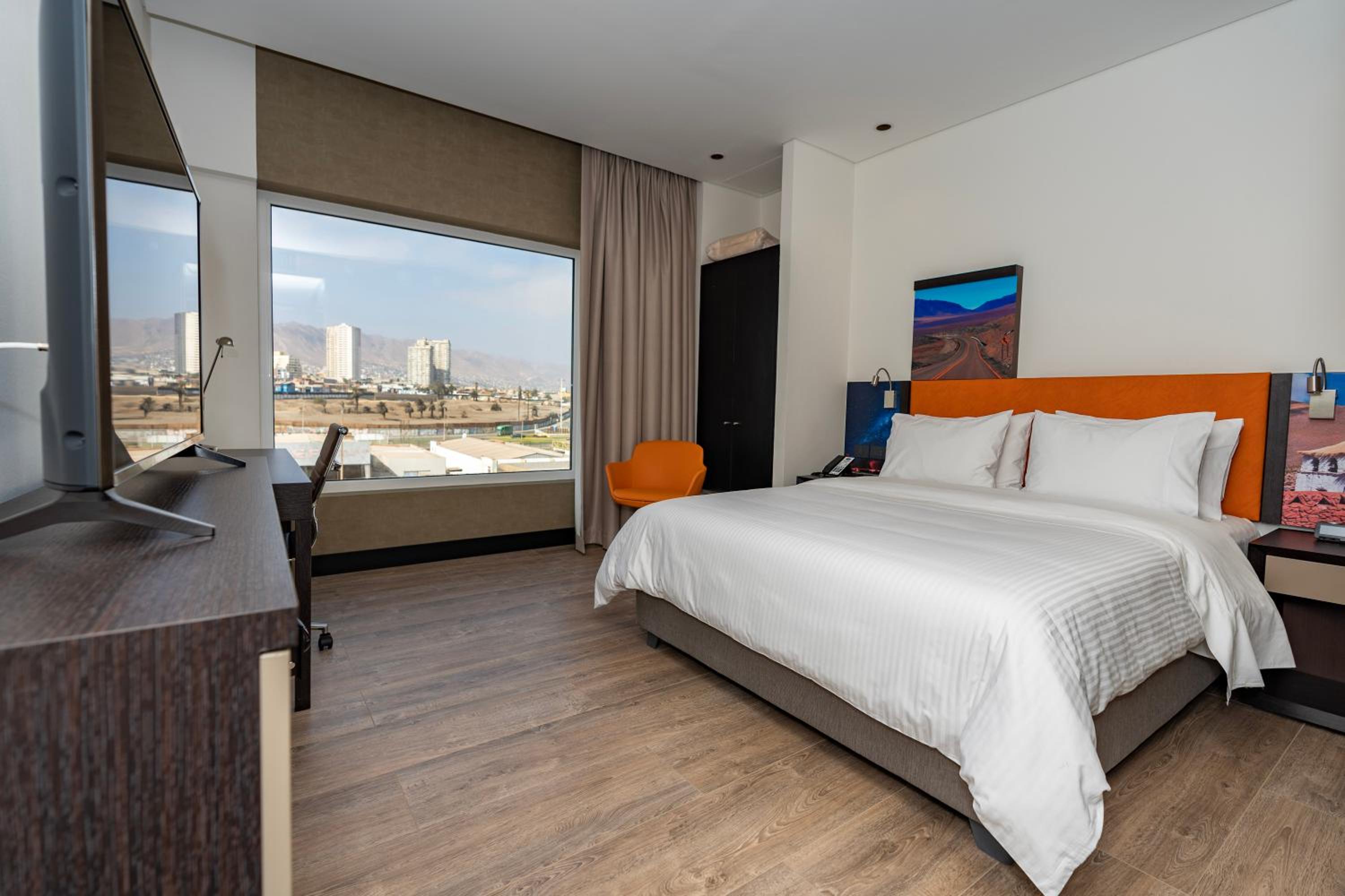 Queen Room with Roll-In Shower - Mobility Access/Non-Smoking - Photo 1