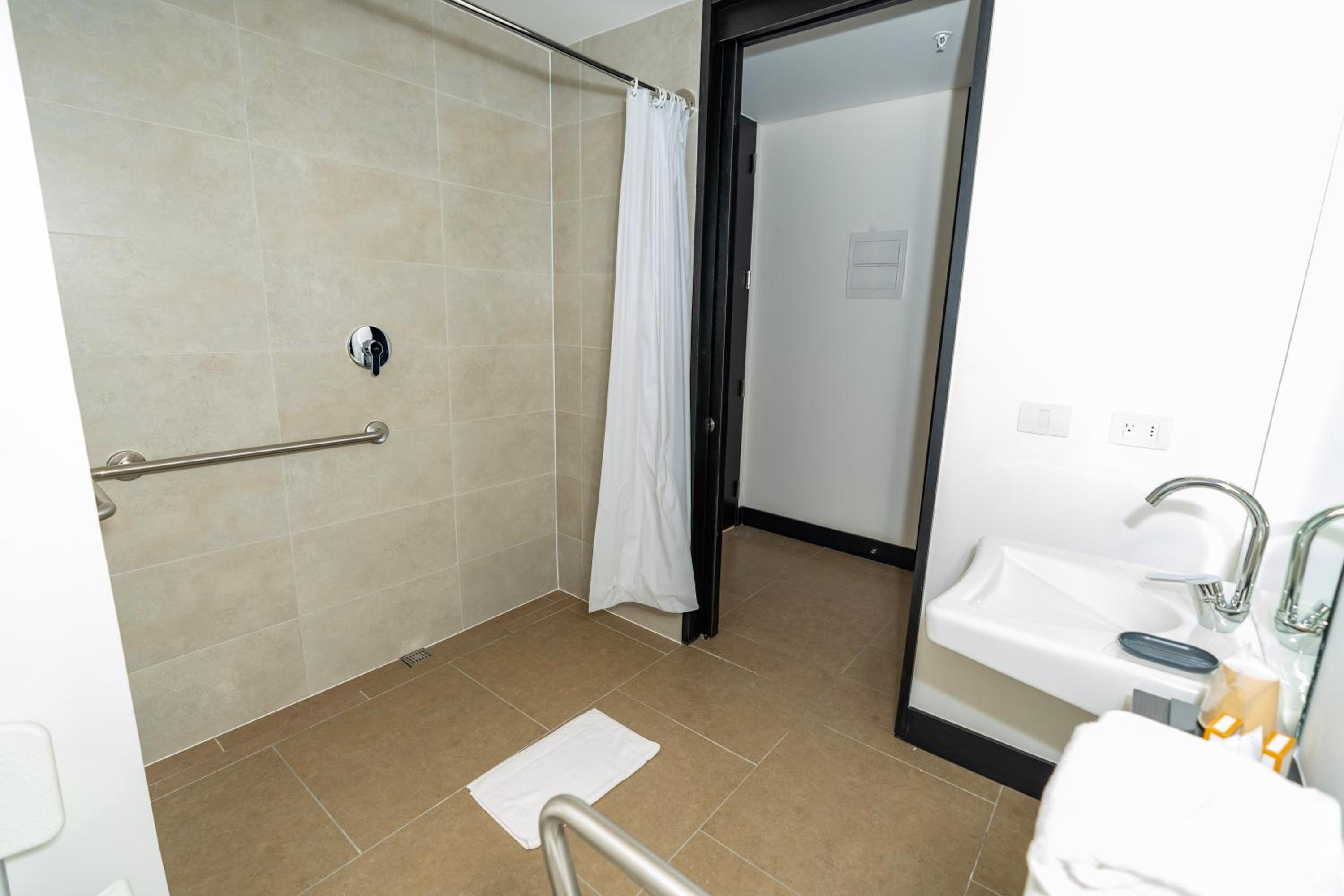 Queen Room with Roll-In Shower - Mobility Access/Non-Smoking - Photo 3