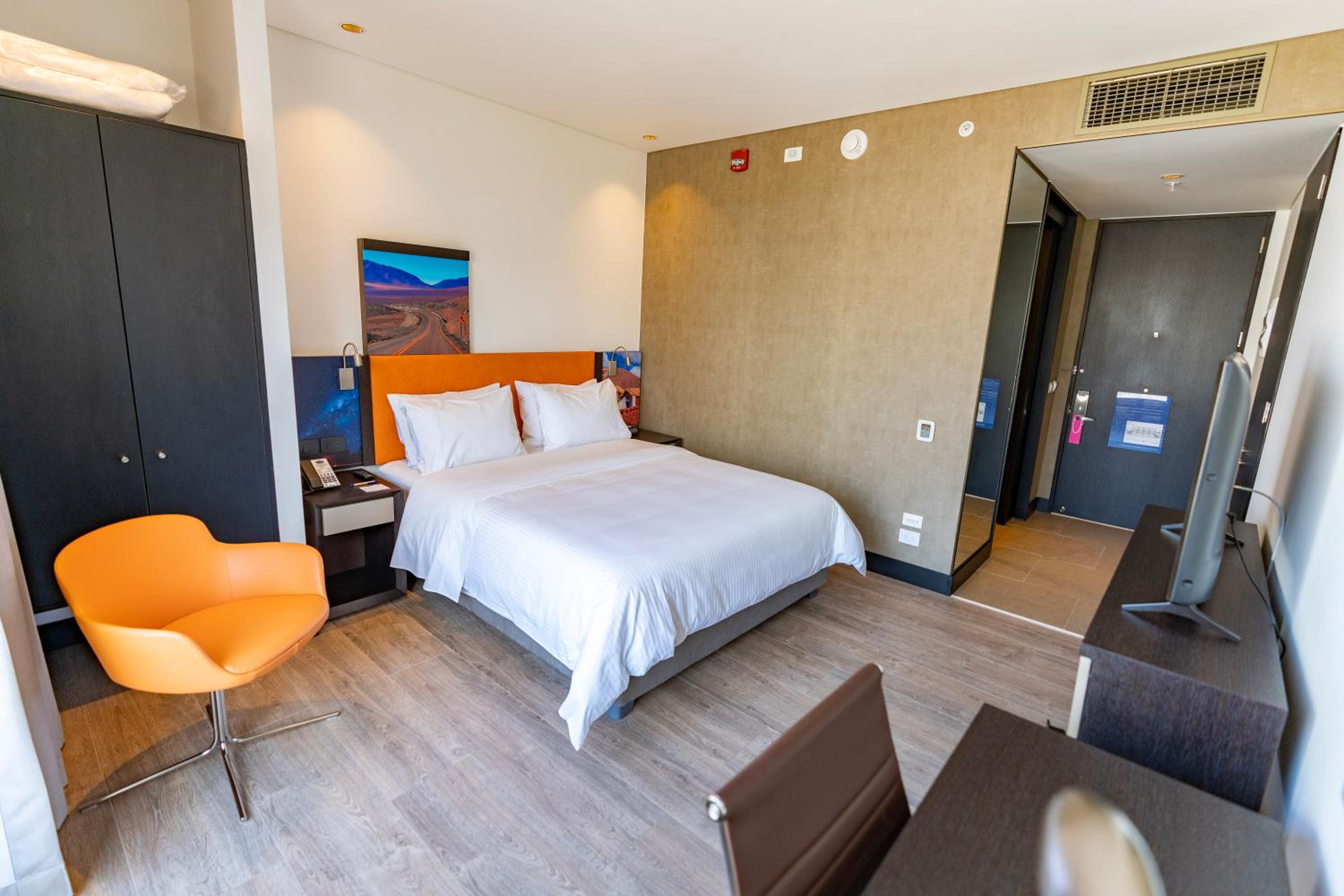 Queen Room with Roll-In Shower - Mobility Access/Non-Smoking - Photo 2