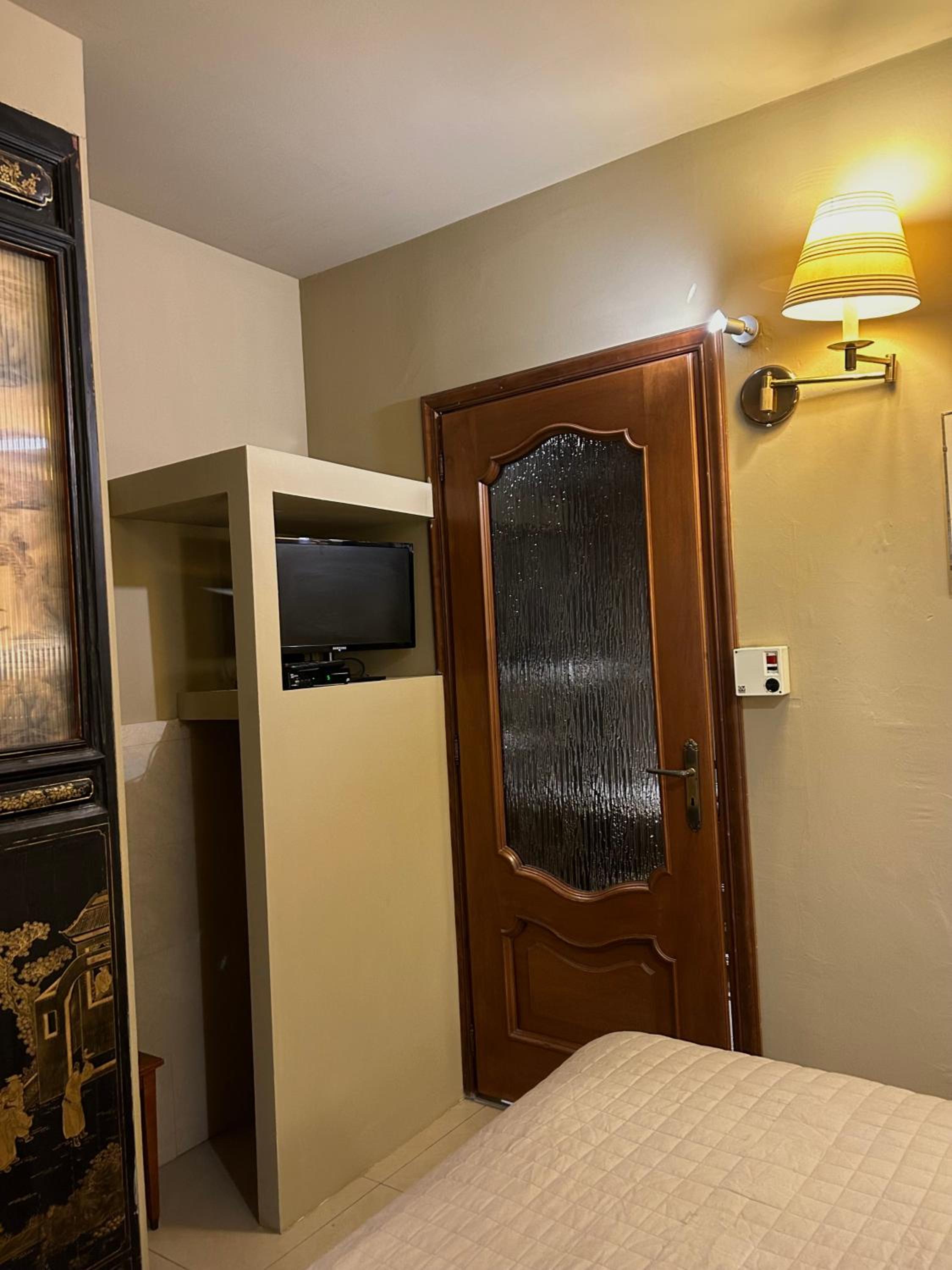 Deluxe Queen Room - Photo 7