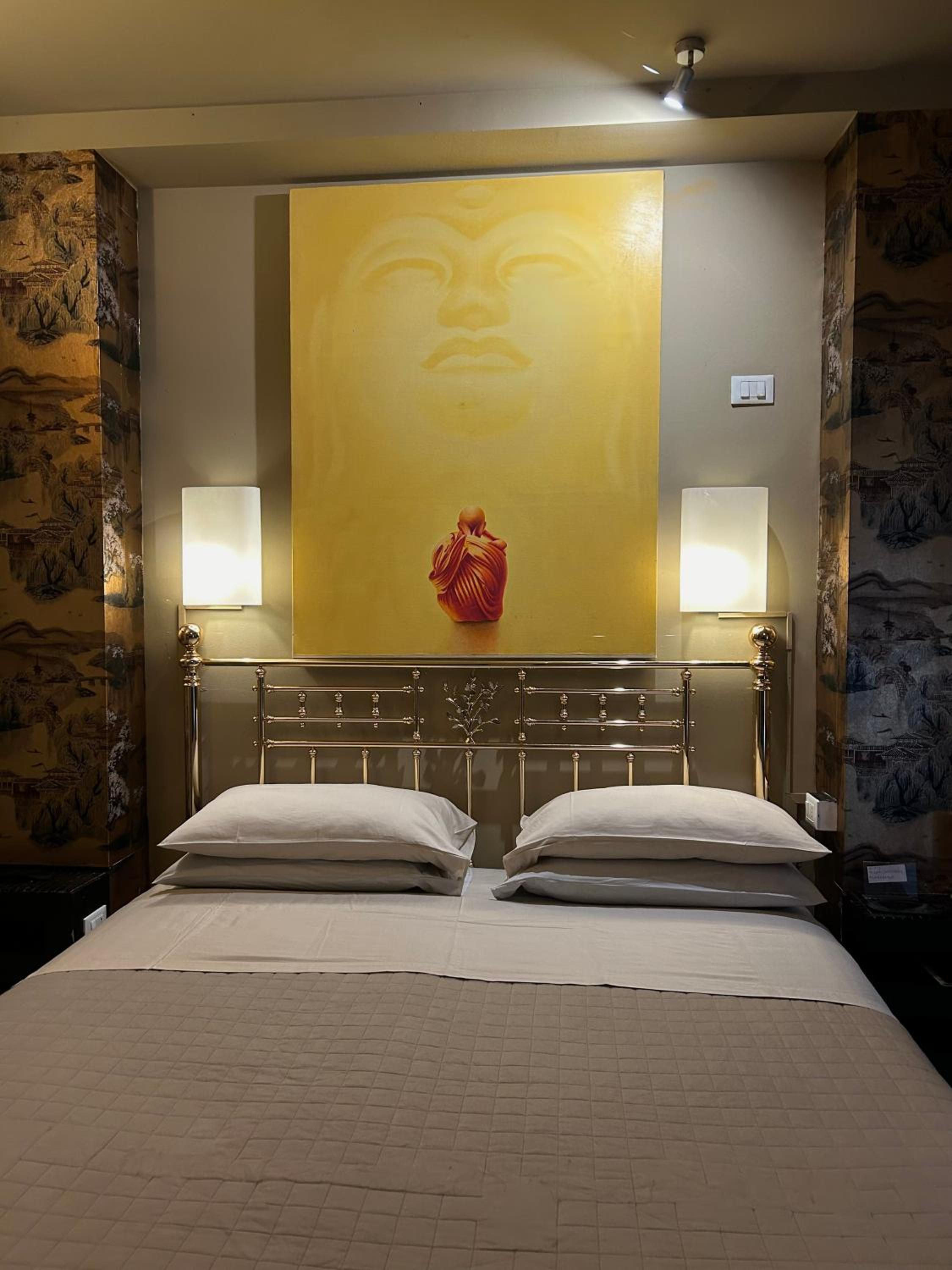 Deluxe Queen Room - Photo 8