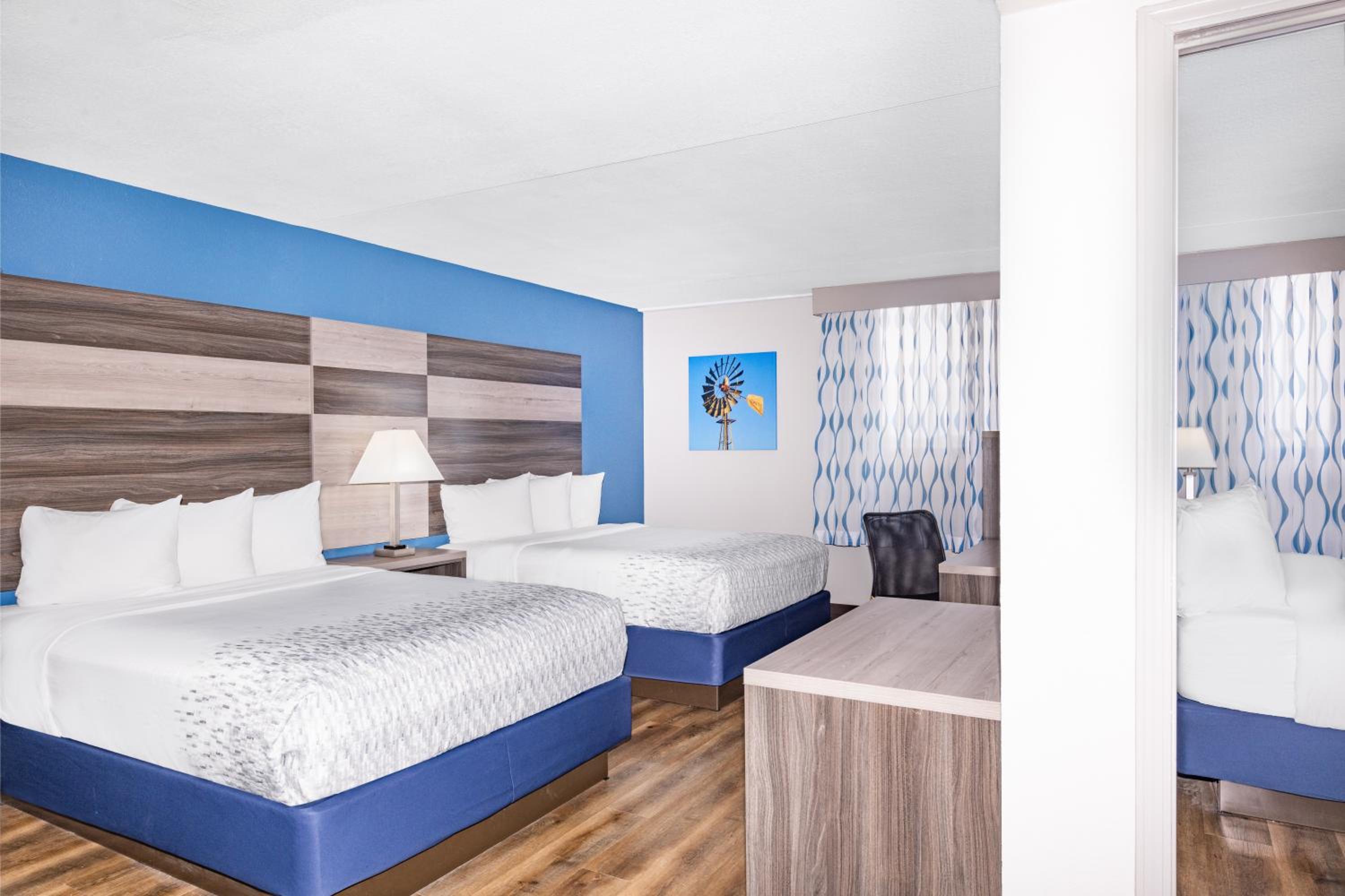 One-Bedroom Family Suite - Non-Smoking - Photo 2