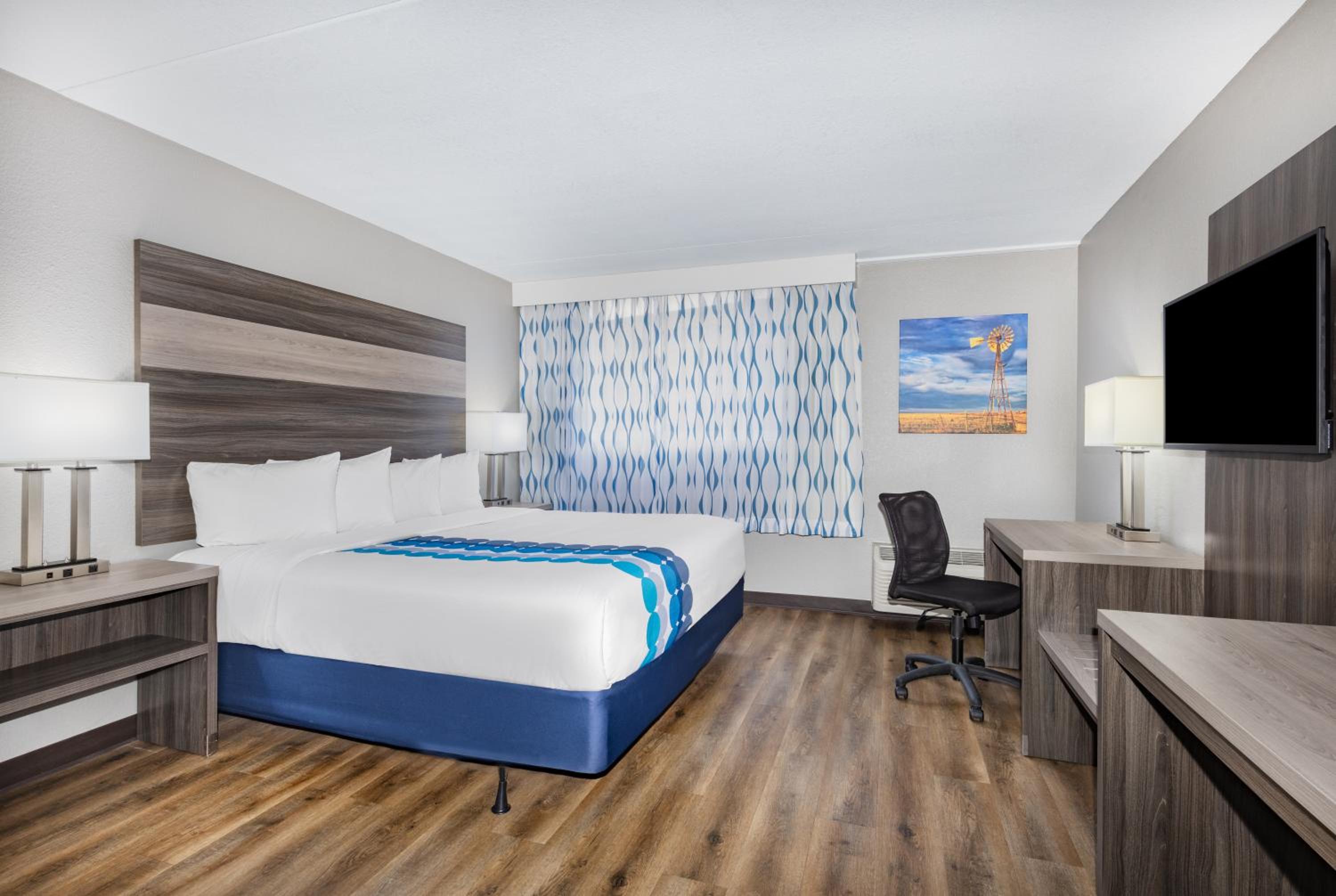1 King Bed, Deluxe Mobility/Hearing Accessible Room, Roll-In Shower, Non-Smoking - Photo 3
