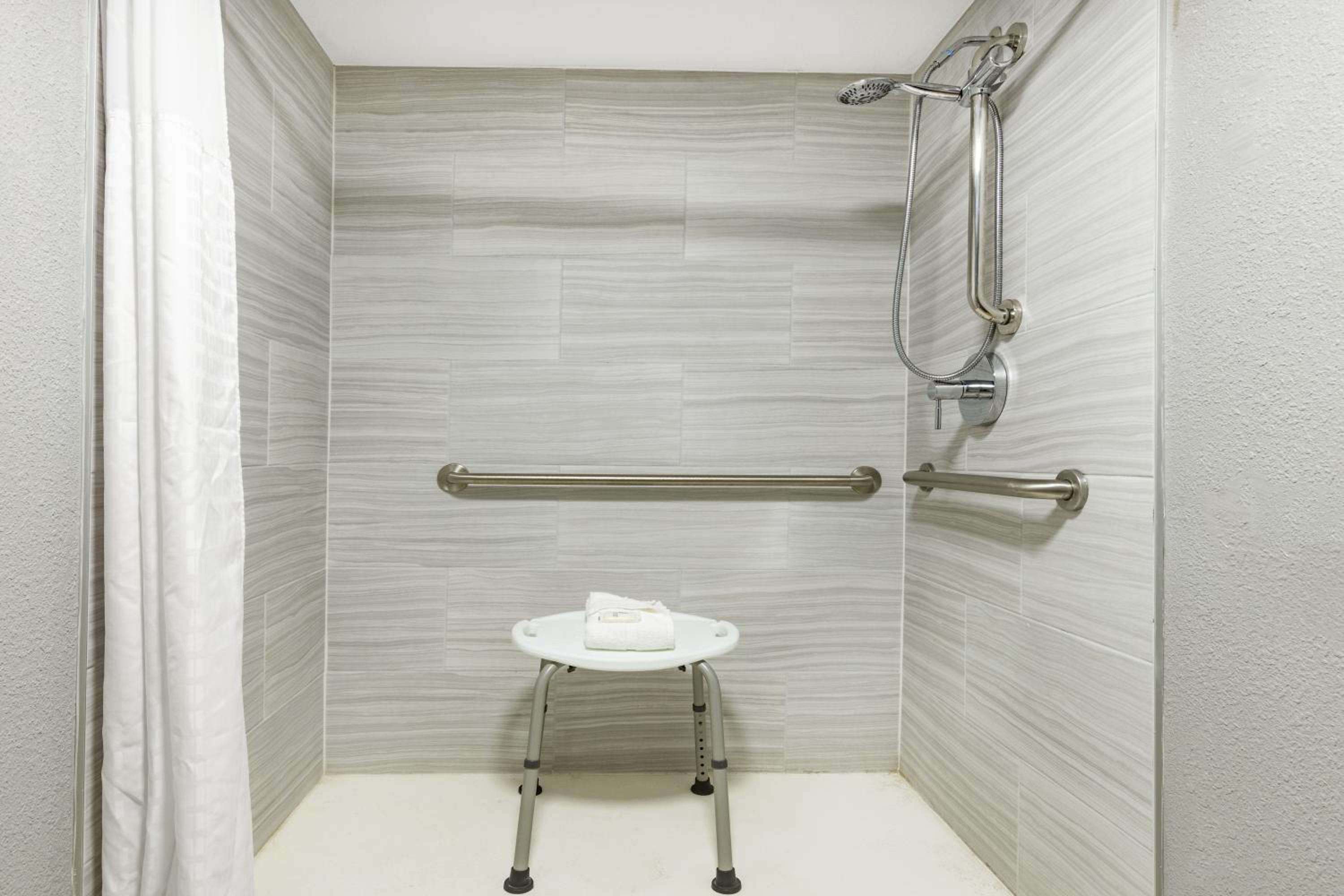 1 King Bed, Deluxe Mobility/Hearing Accessible Room, Roll-In Shower, Non-Smoking - Photo 4