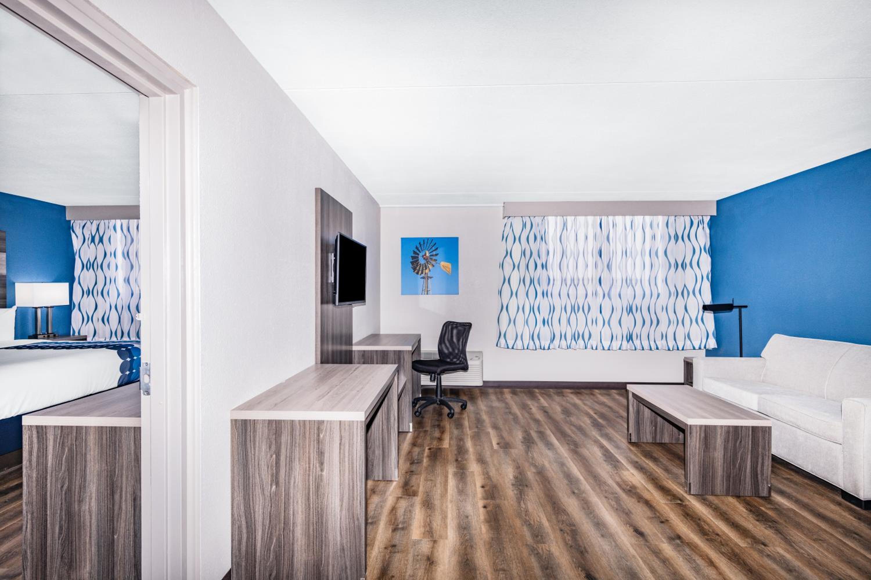 King Suite - Non-Smoking - Photo 2