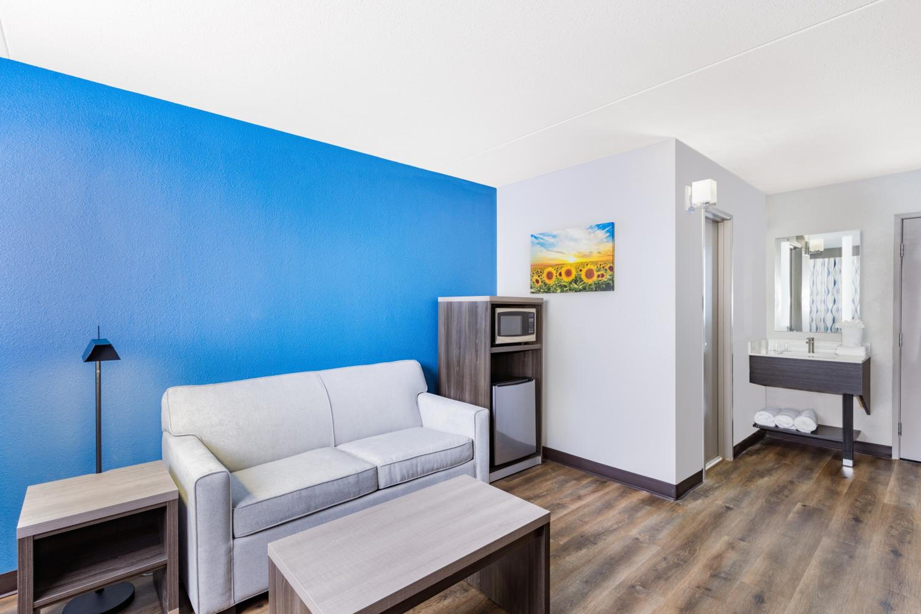 King Suite - Non-Smoking - Photo 3