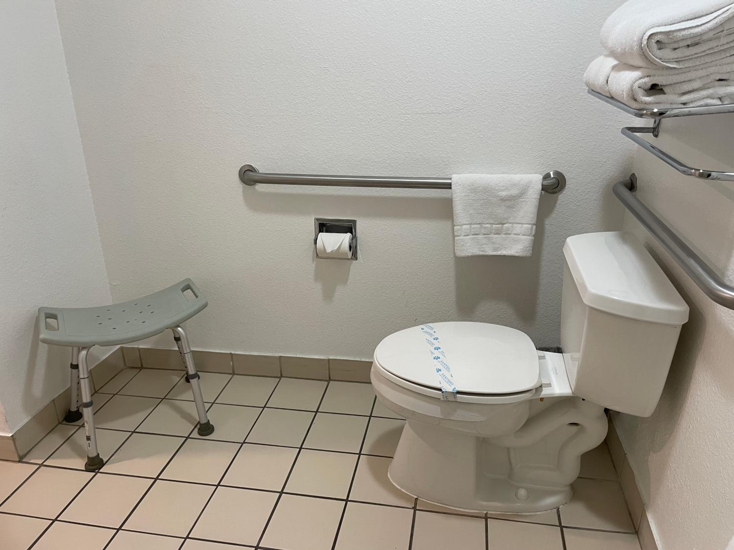 Queen Room - Disability Access - Photo 4