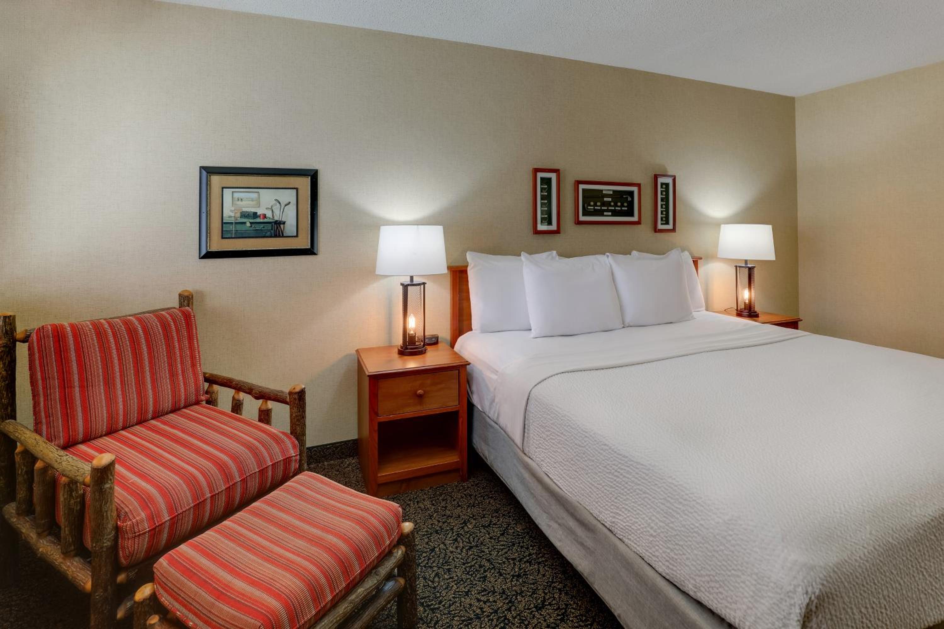 Deluxe King Room - Photo 2