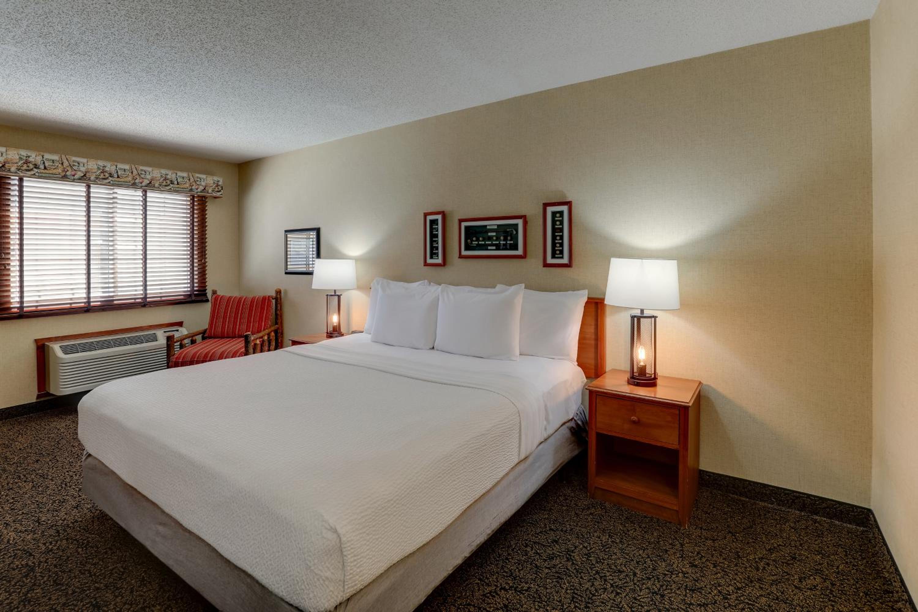 Deluxe King Room - Photo 3