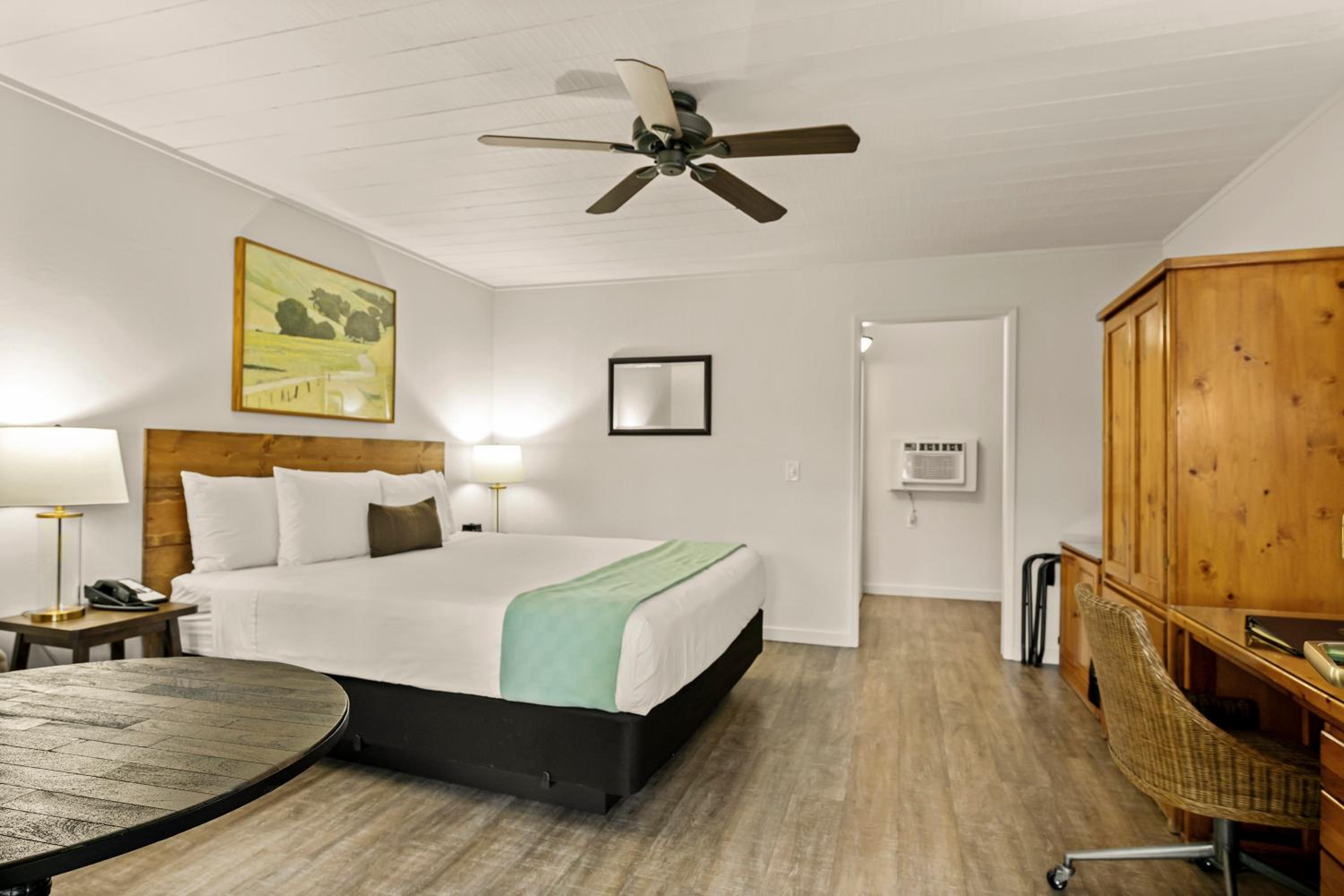 Standard King Room photo 3