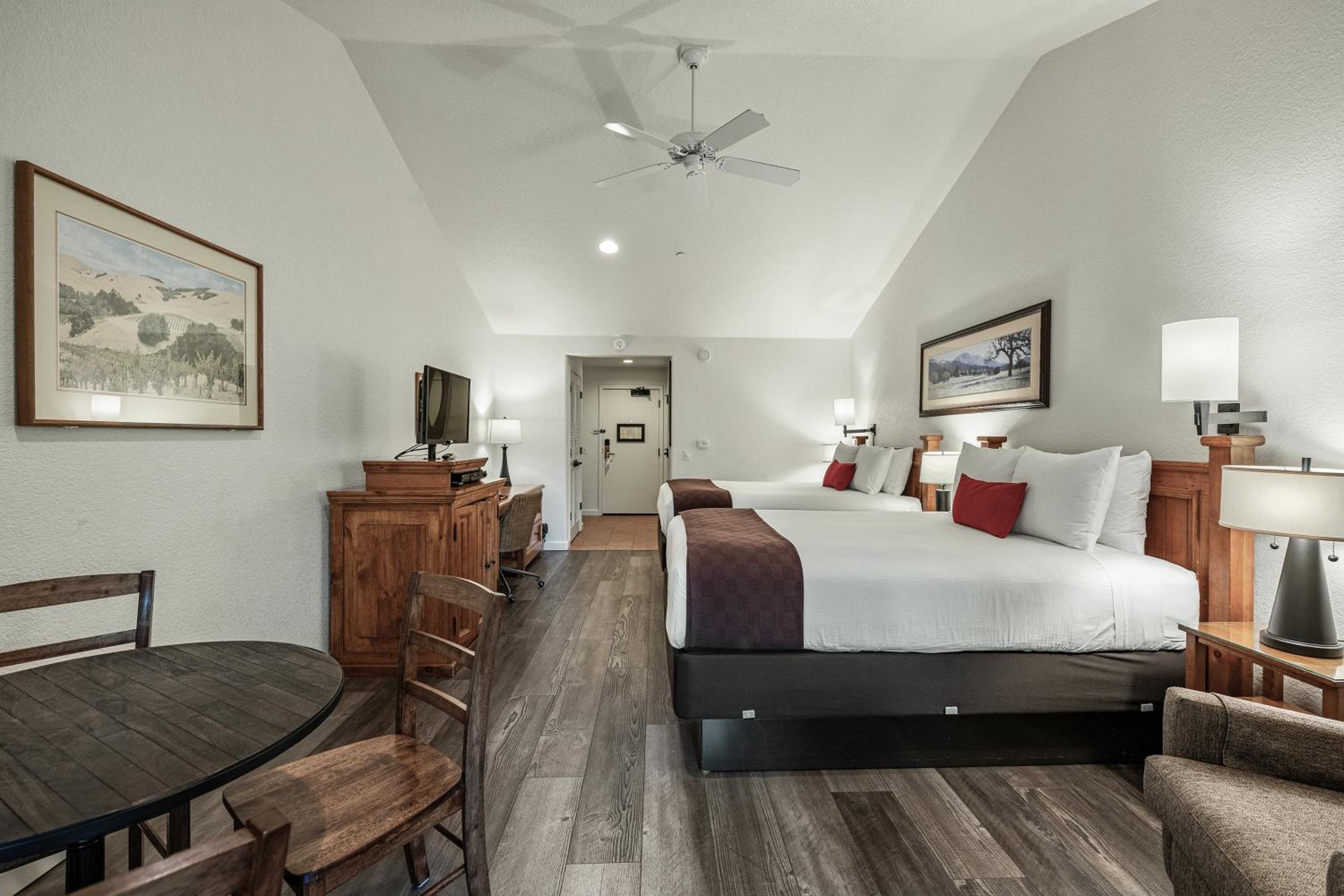 Deluxe Queen Room with Two Queen Beds photo 2