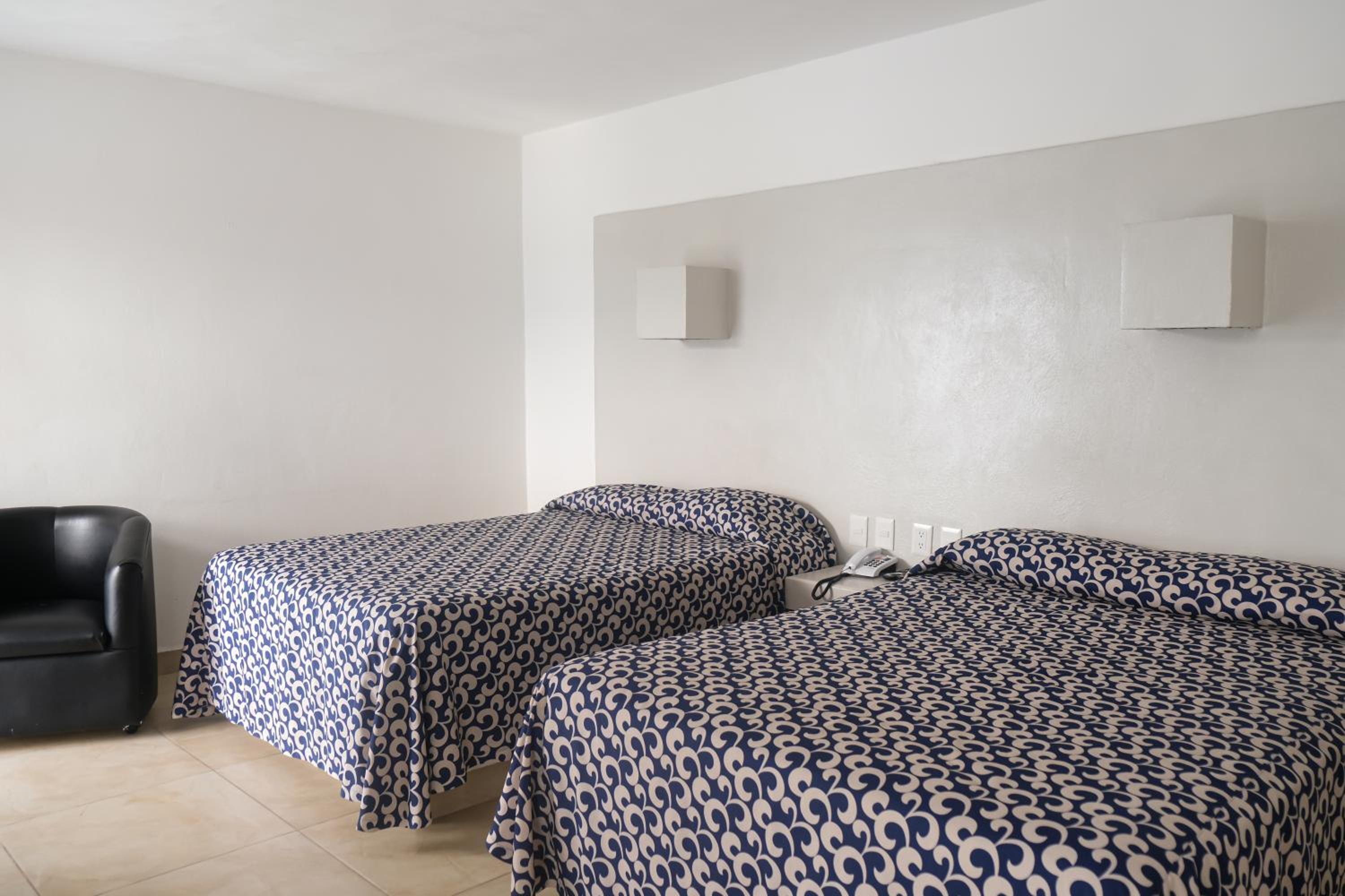 Double Room with Two Double Beds - Photo 10