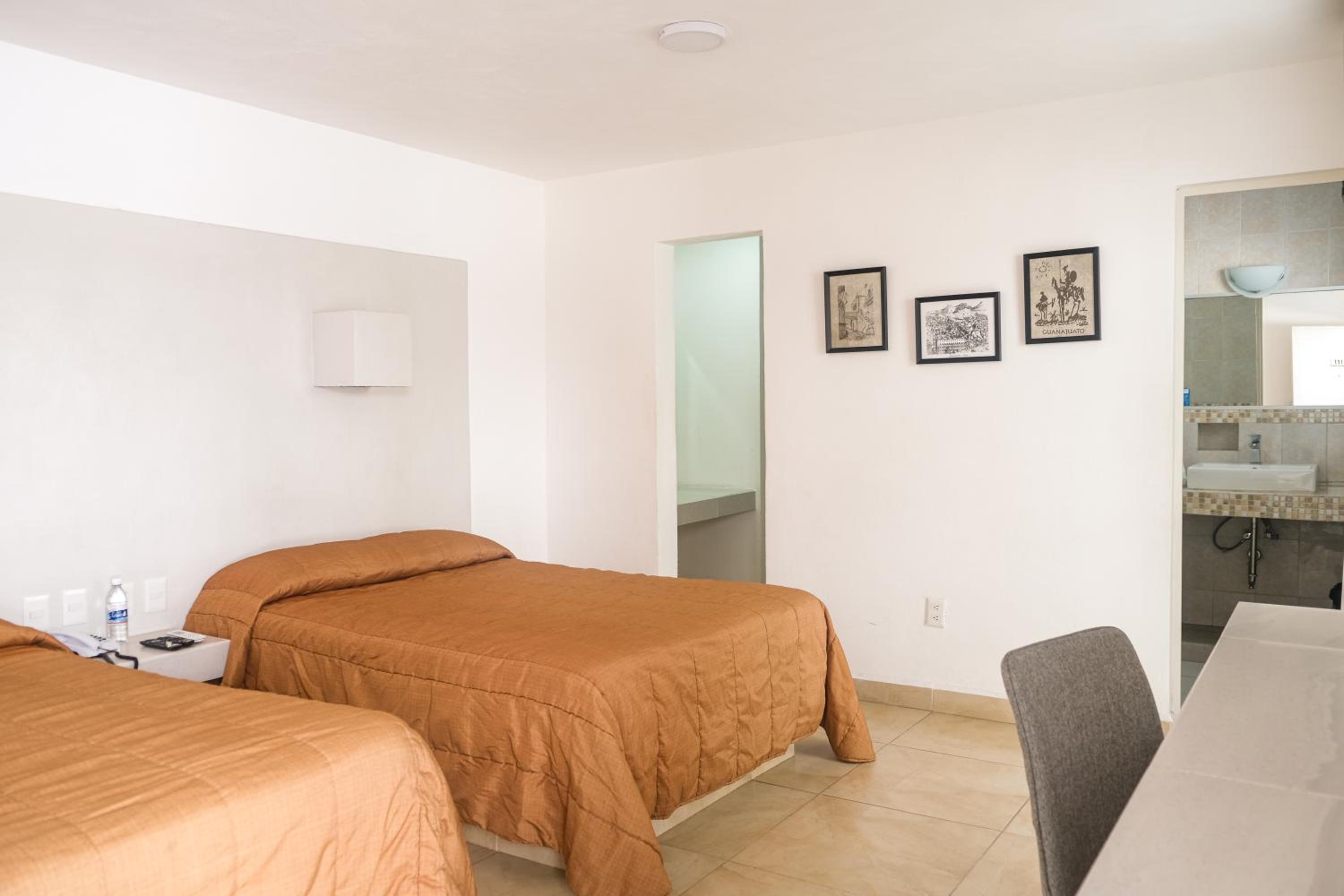 Double Room with Two Double Beds - Photo 12