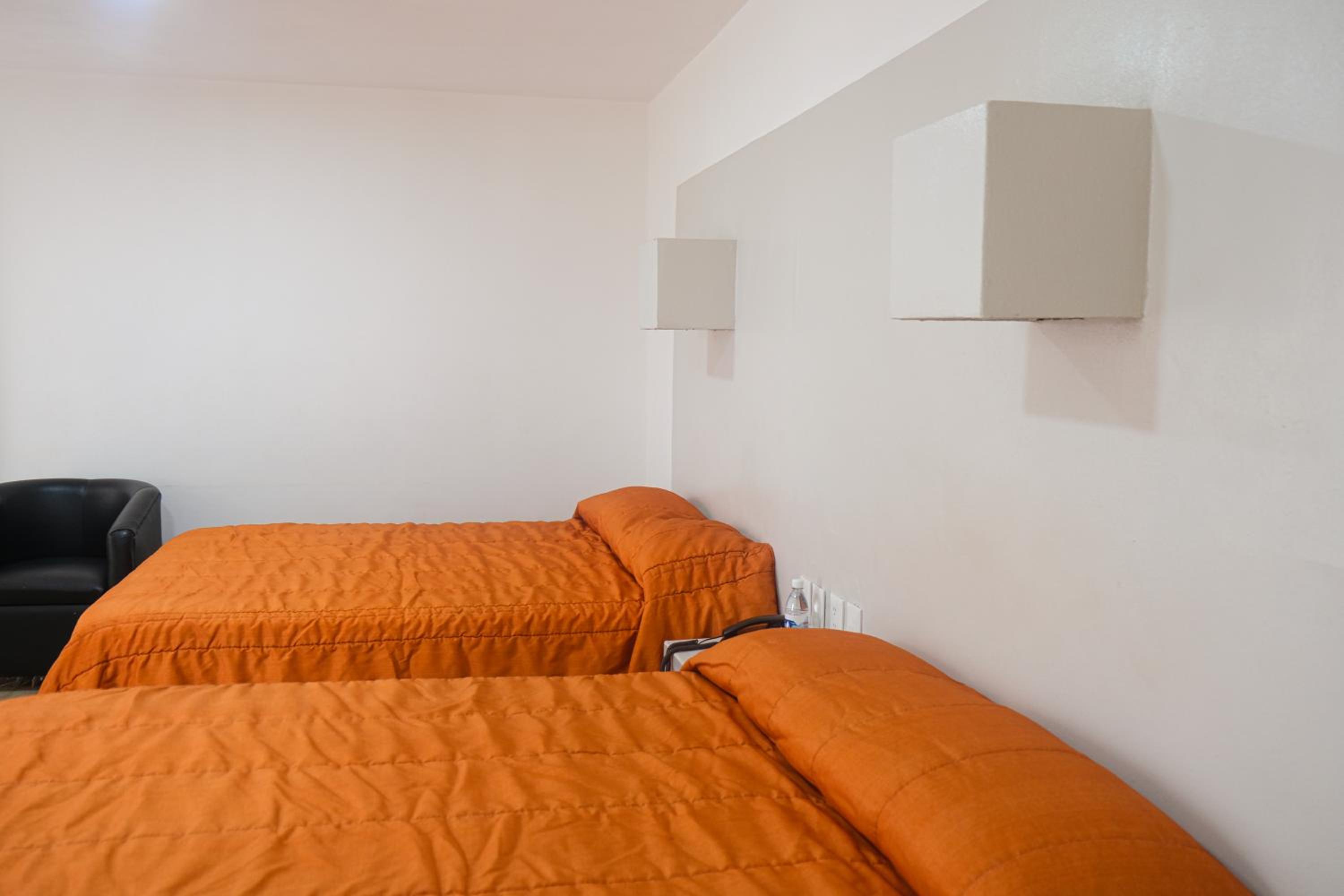 Double Room with Two Double Beds - Photo 11