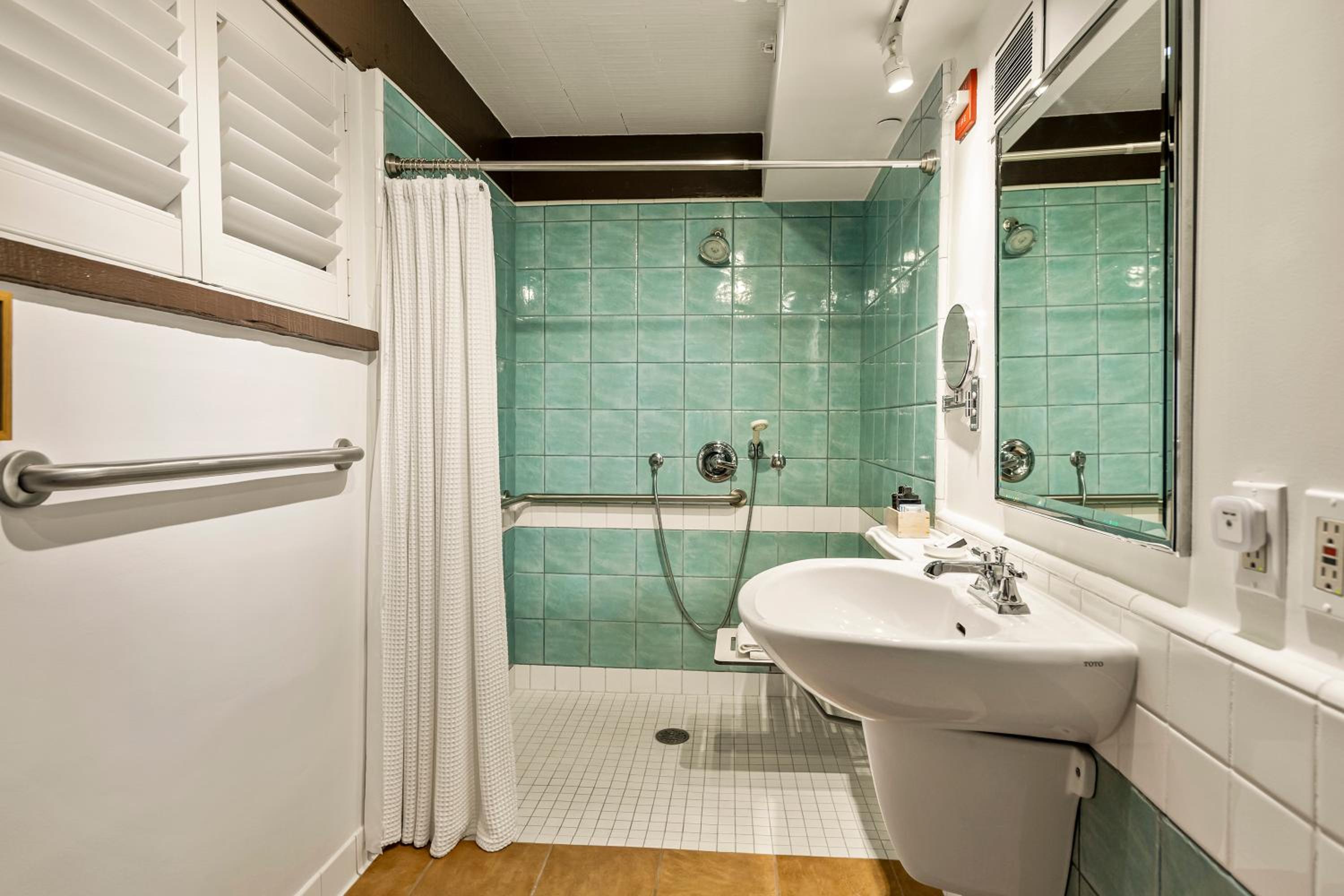 Double Room with Two Double Beds - Disability Access photo 3