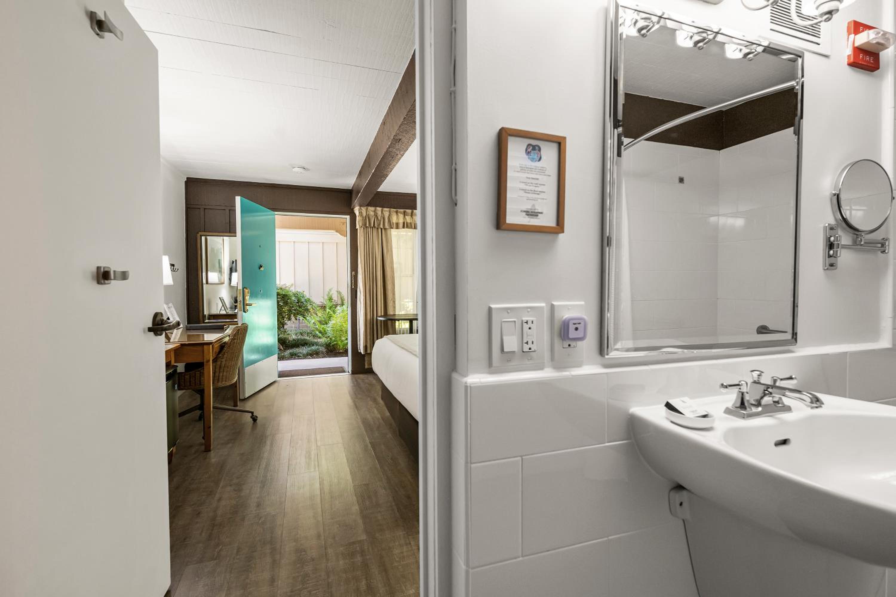 Standard King Room - Disability Access photo 2