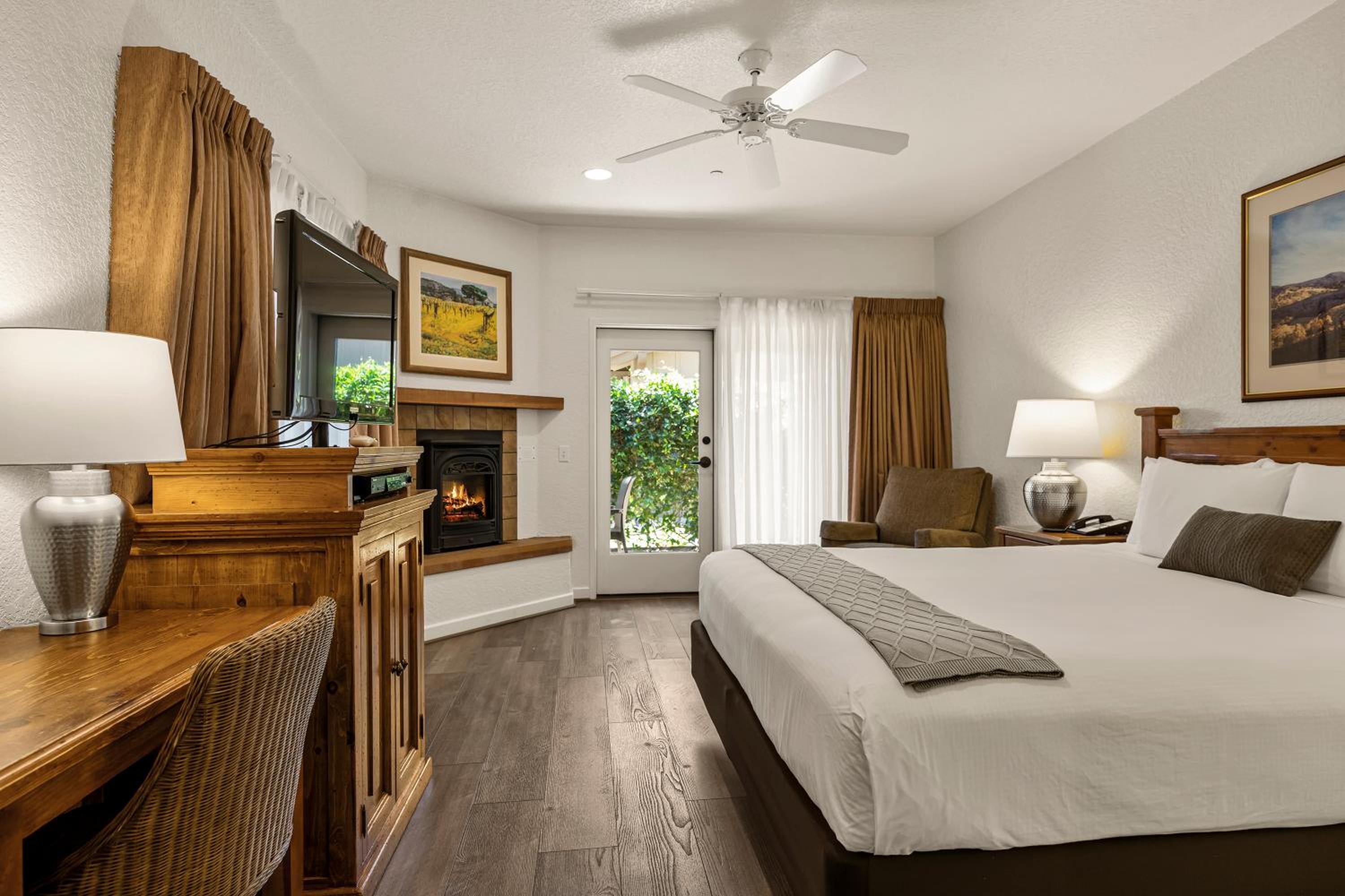 Superior King Room - Disability Access photo 3