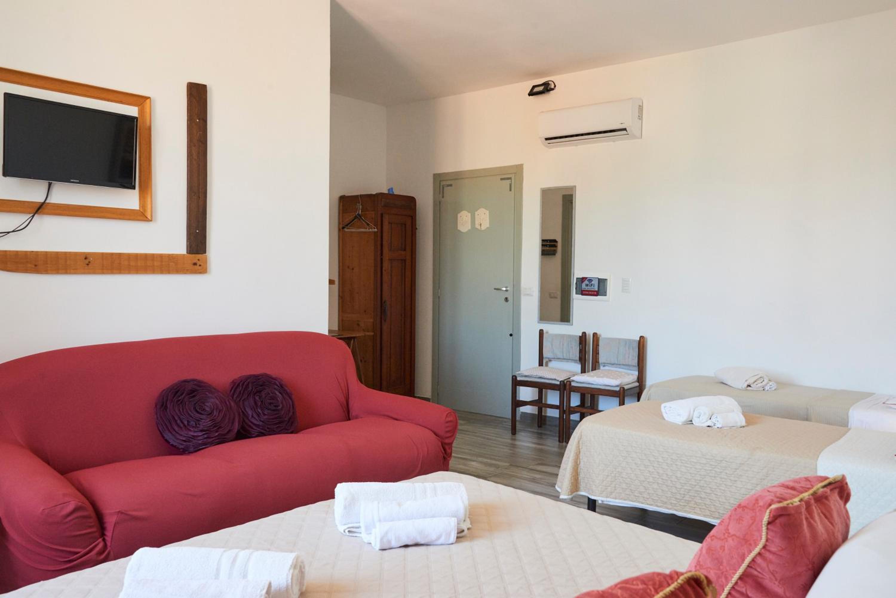 Quadruple Room with Private Bathroom - Photo 13