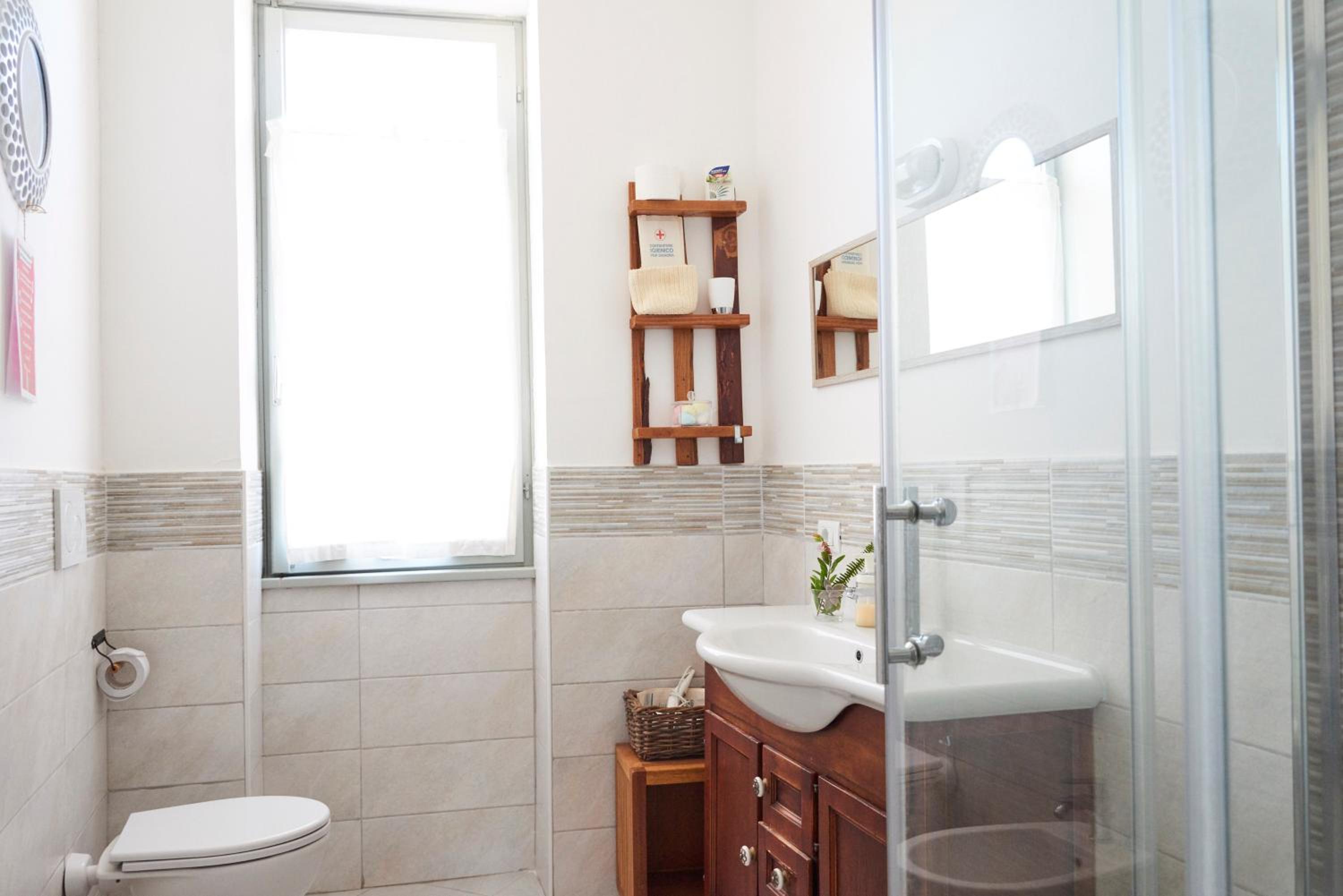 Quadruple Room with Private Bathroom - Photo 15
