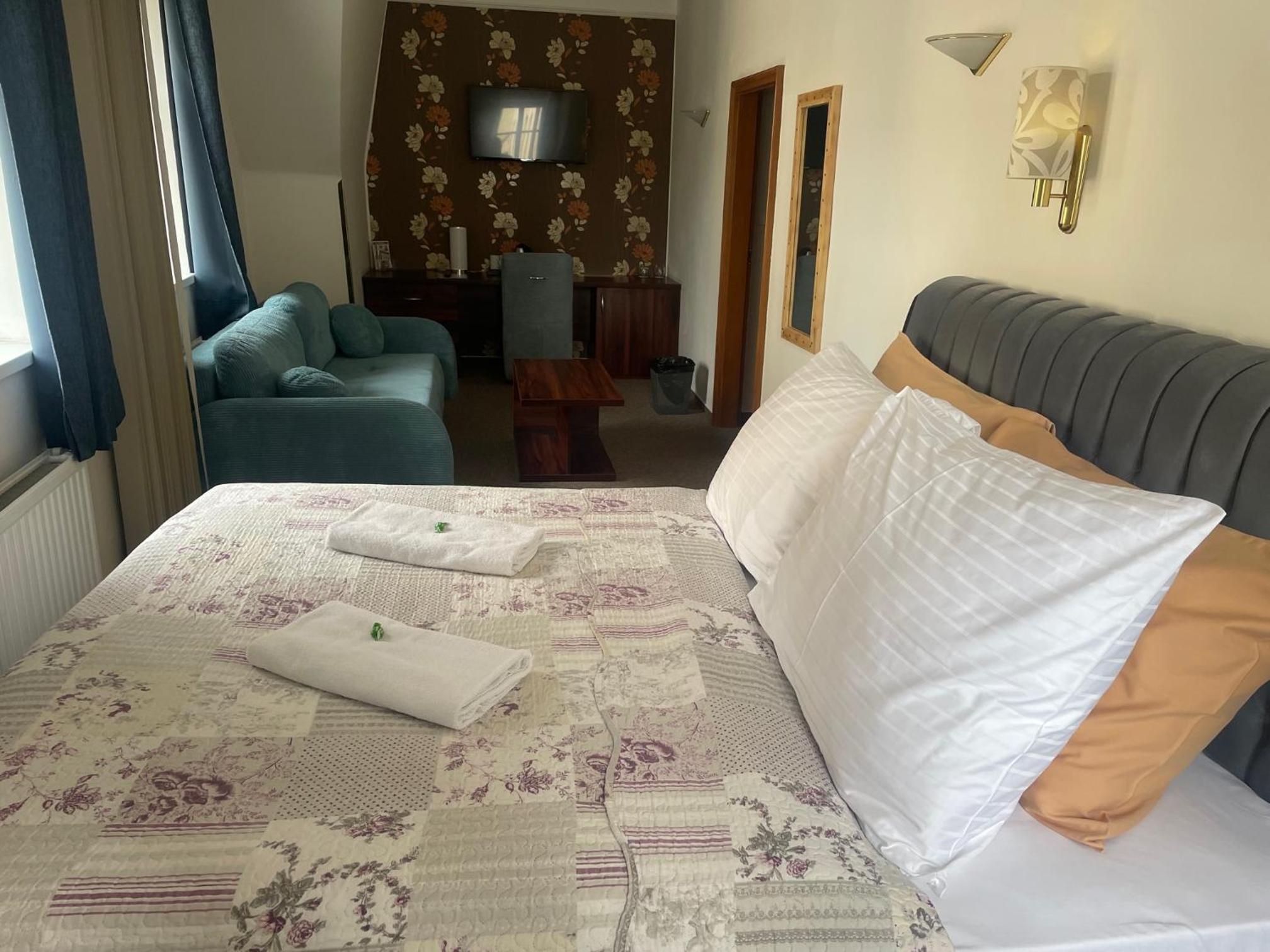 Deluxe Double Room - Photo 8