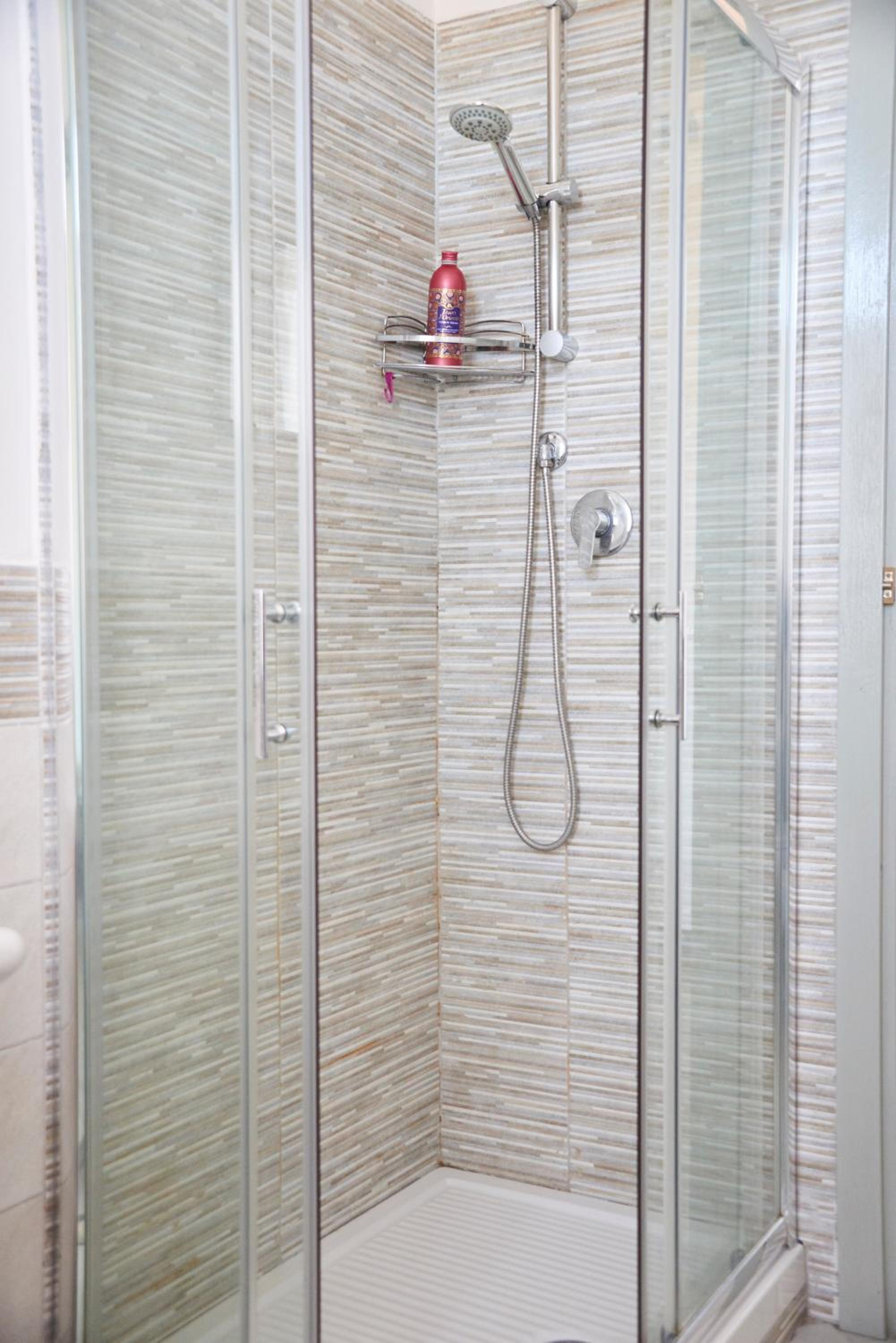 Quadruple Room with Private Bathroom - Photo 14