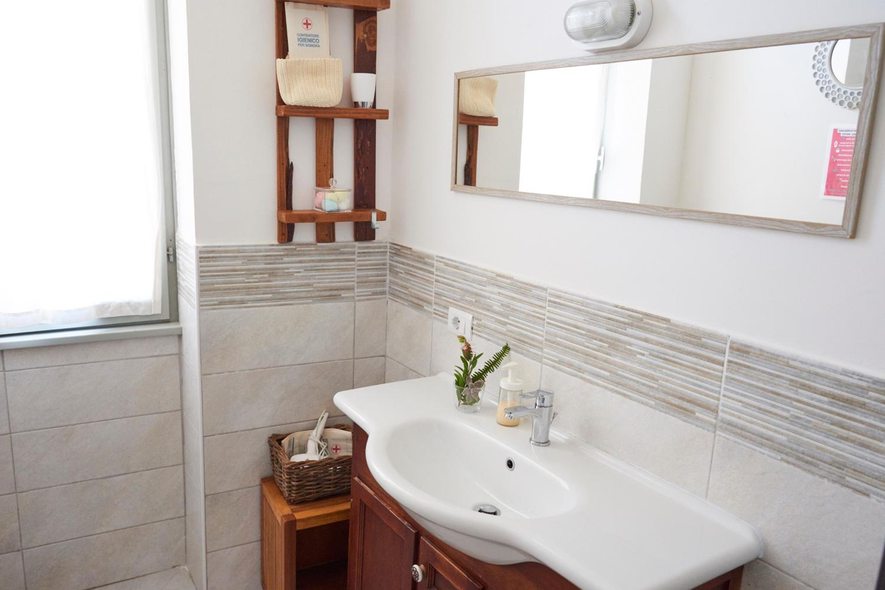 Quadruple Room with Private Bathroom - Photo 4