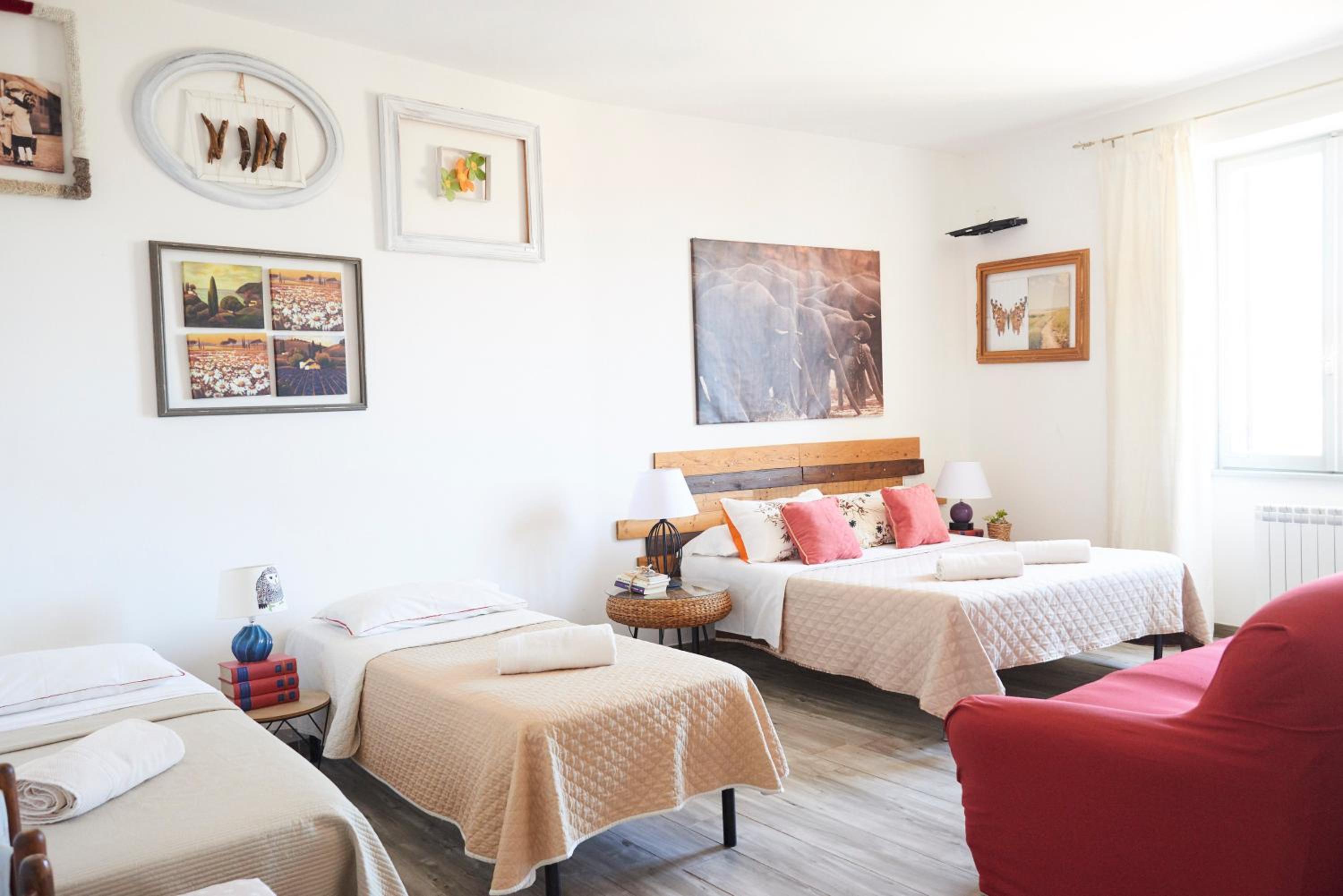Quadruple Room with Private Bathroom - Photo 2