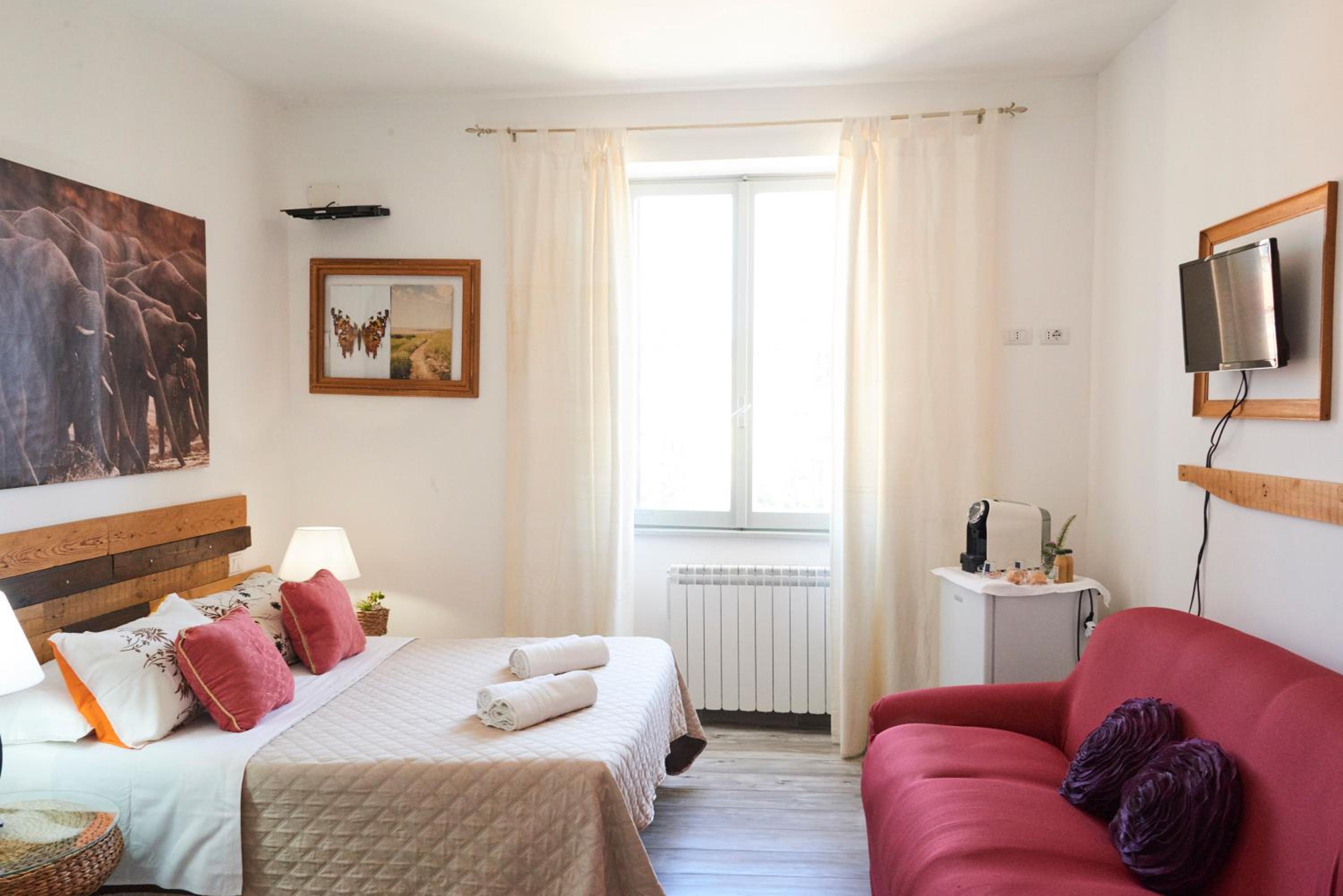 Quadruple Room with Private Bathroom - Photo 16