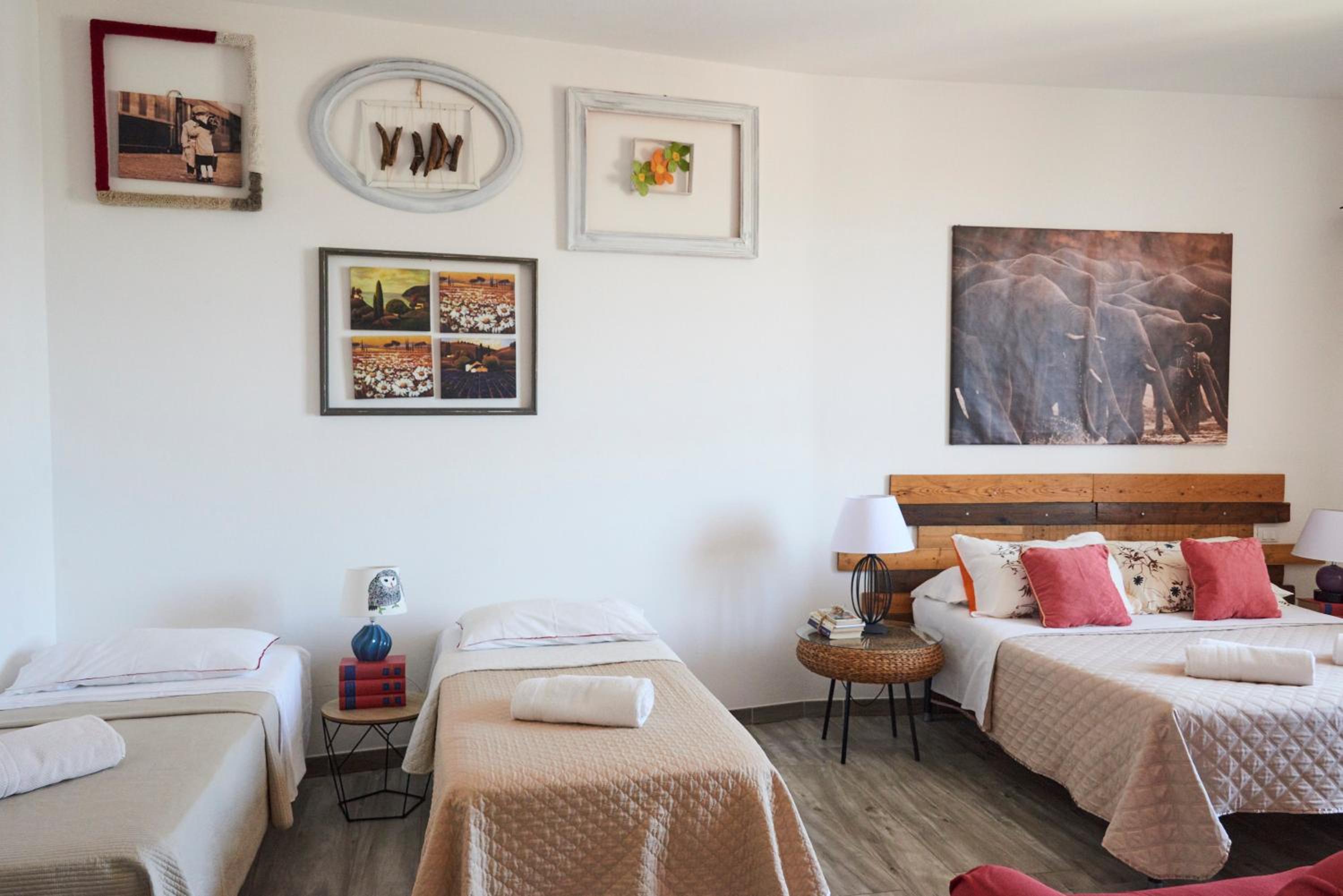 Quadruple Room with Private Bathroom - Photo 12
