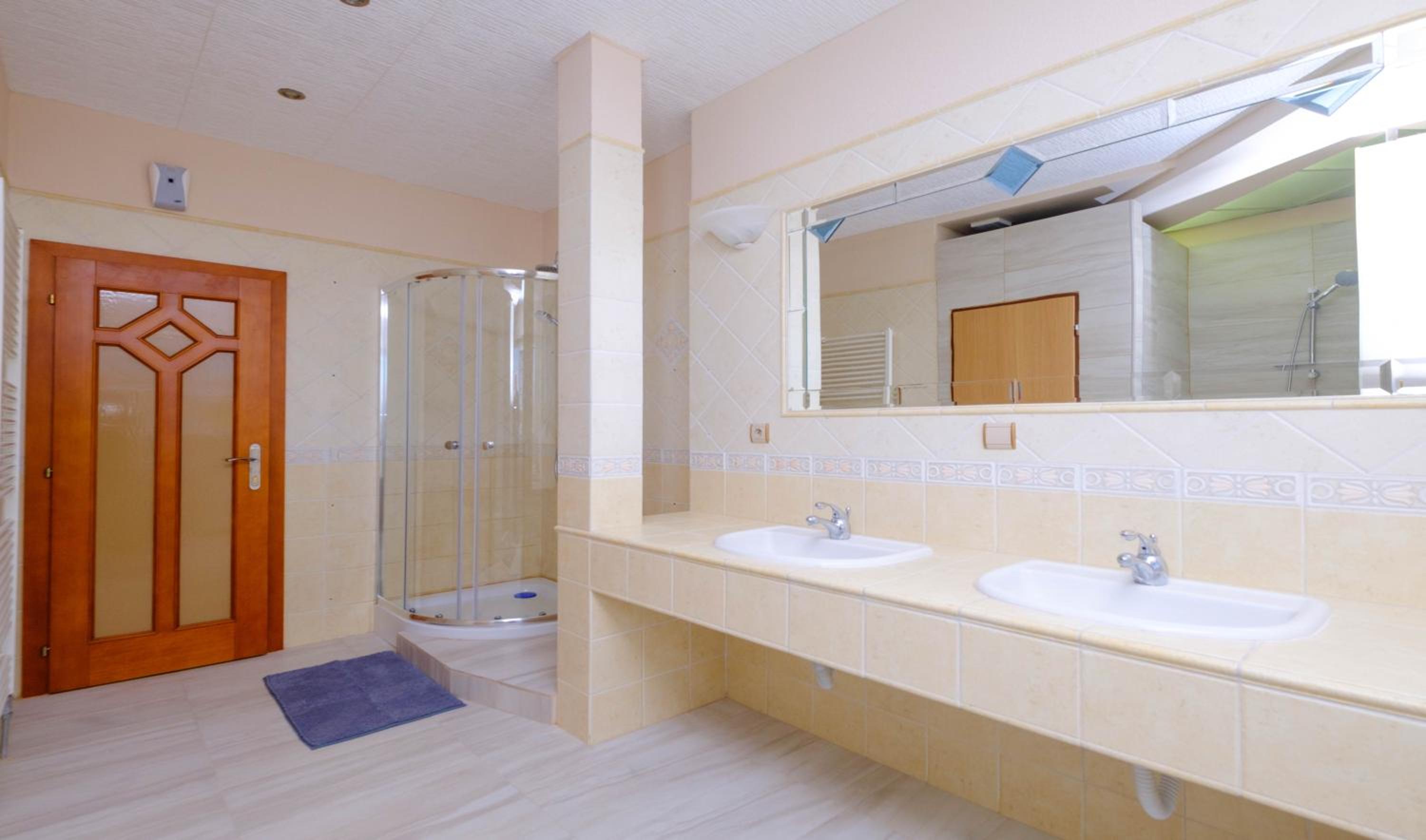 Twin Room with Shared Bathroom photo 3