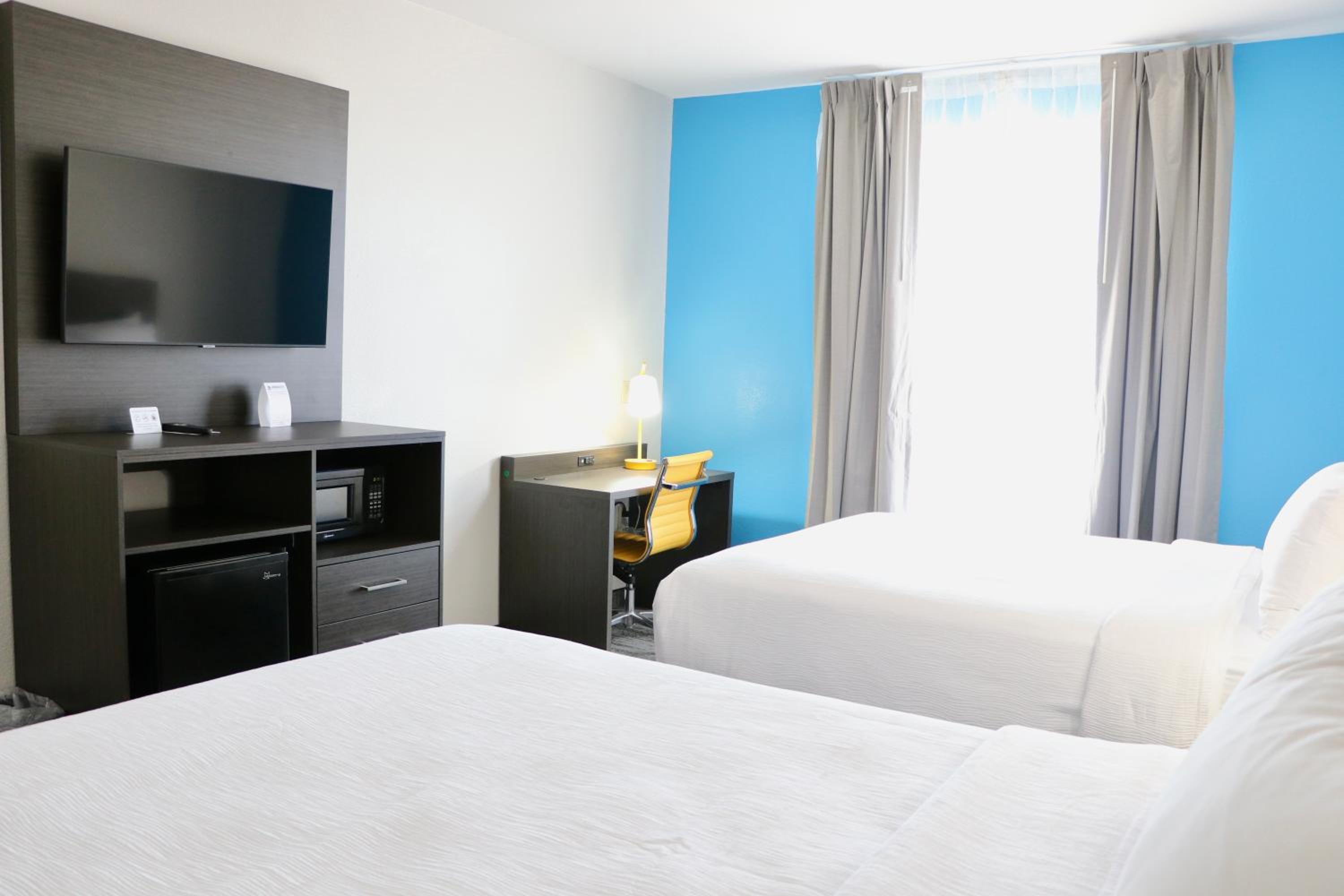 Queen Room with Two Queen Beds - Photo 2