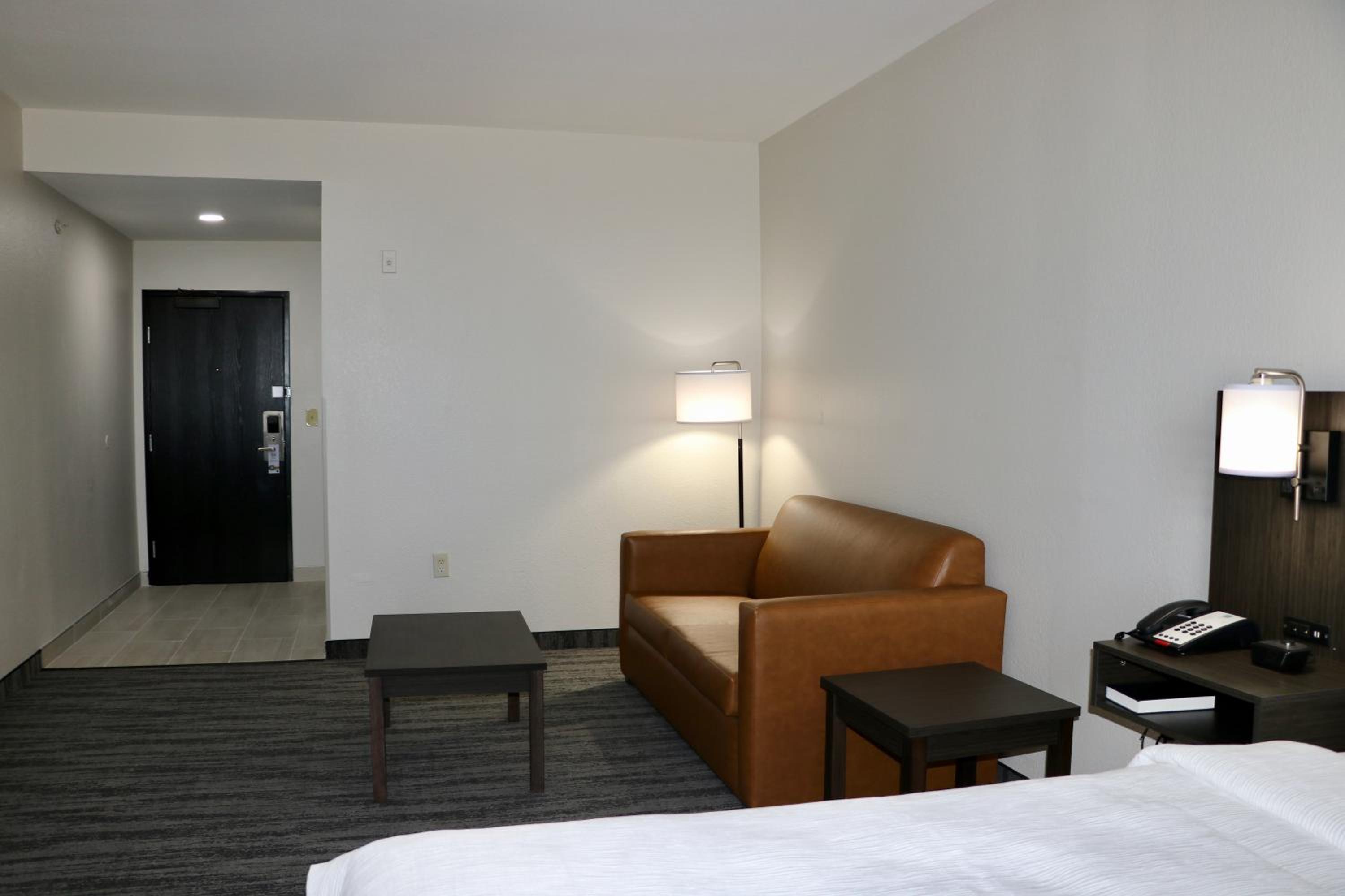 King Suite - Non-Smoking - Photo 3