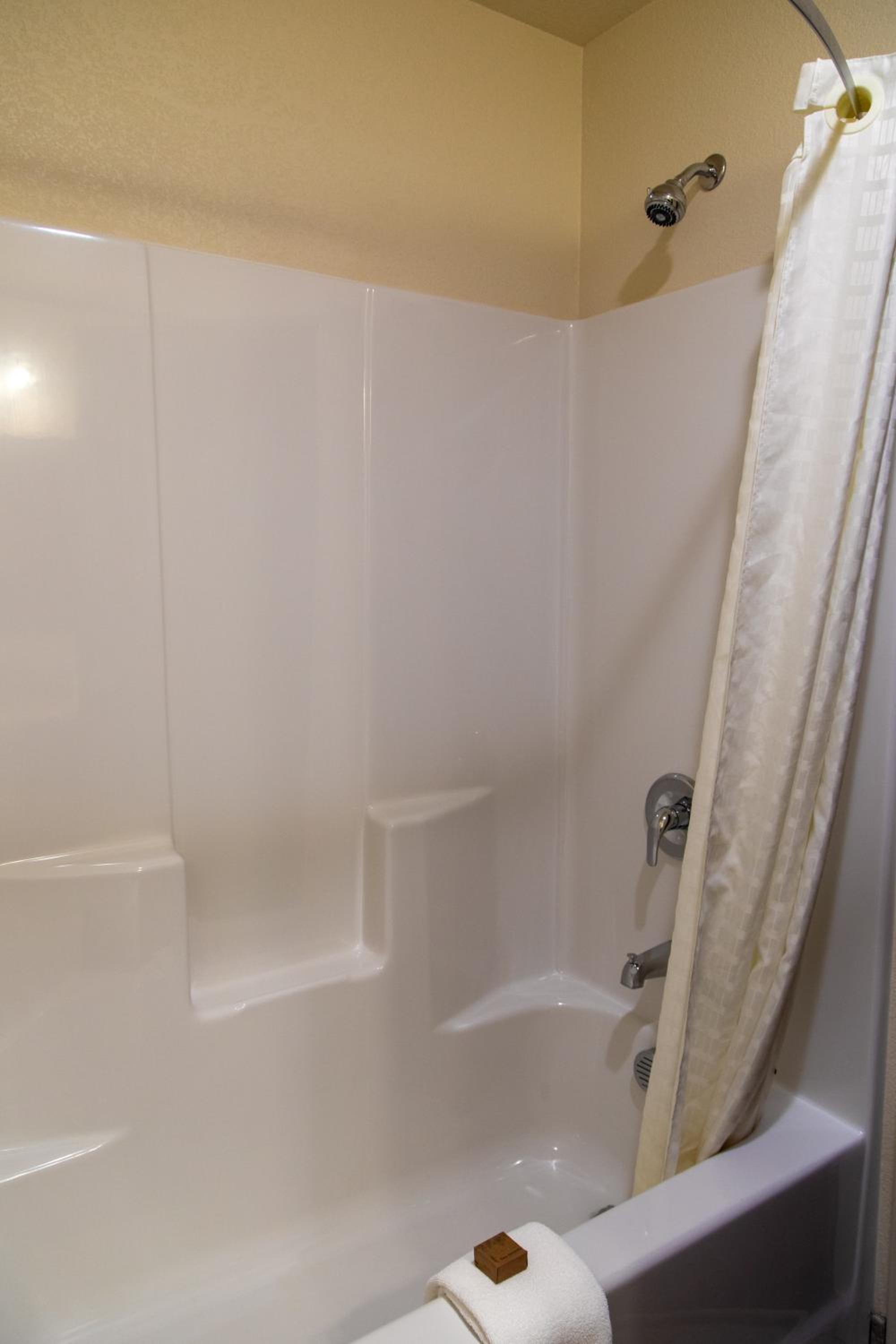 Queen Room with Two Queen Beds - Photo 6