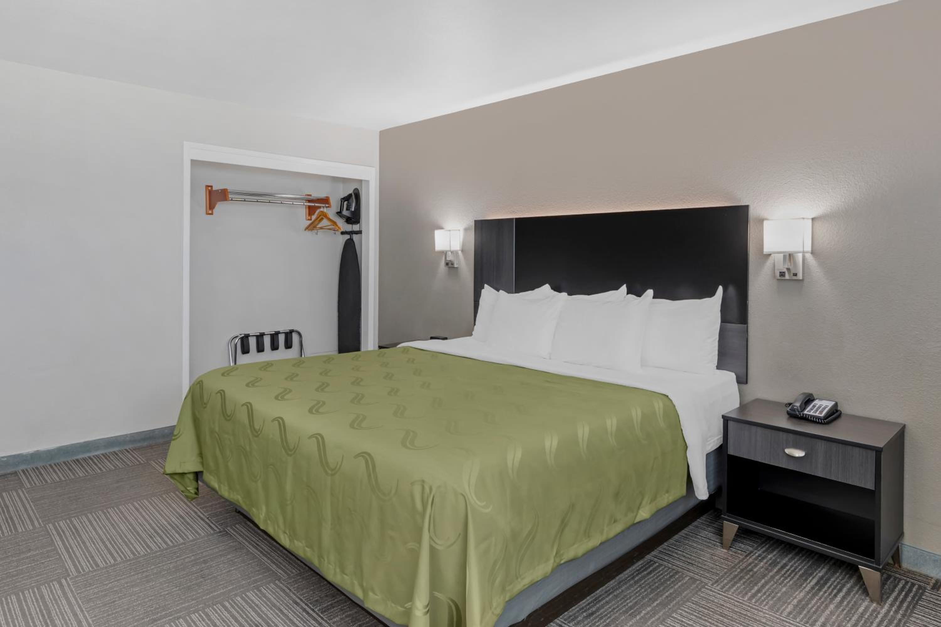 King Room - Non Smoking/Pet Friendly - Photo 1